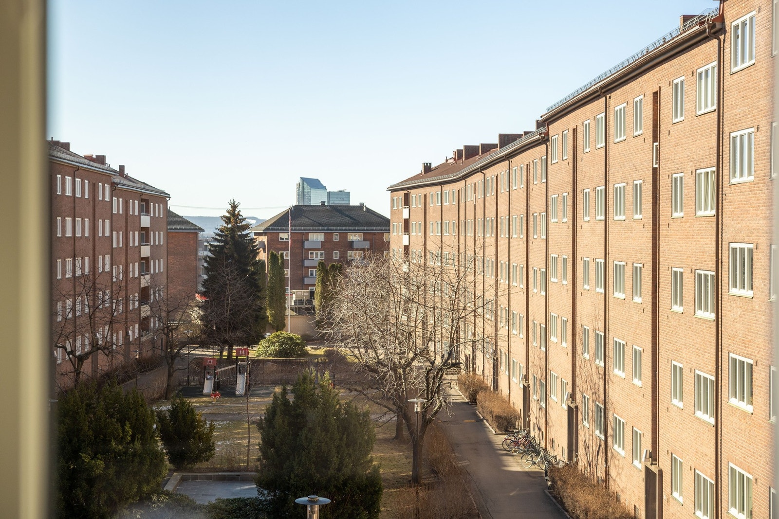 Leiligheten ligger usjenert til i byggets 3. etasje og har flott utsyn over bakgården. Galleribilde