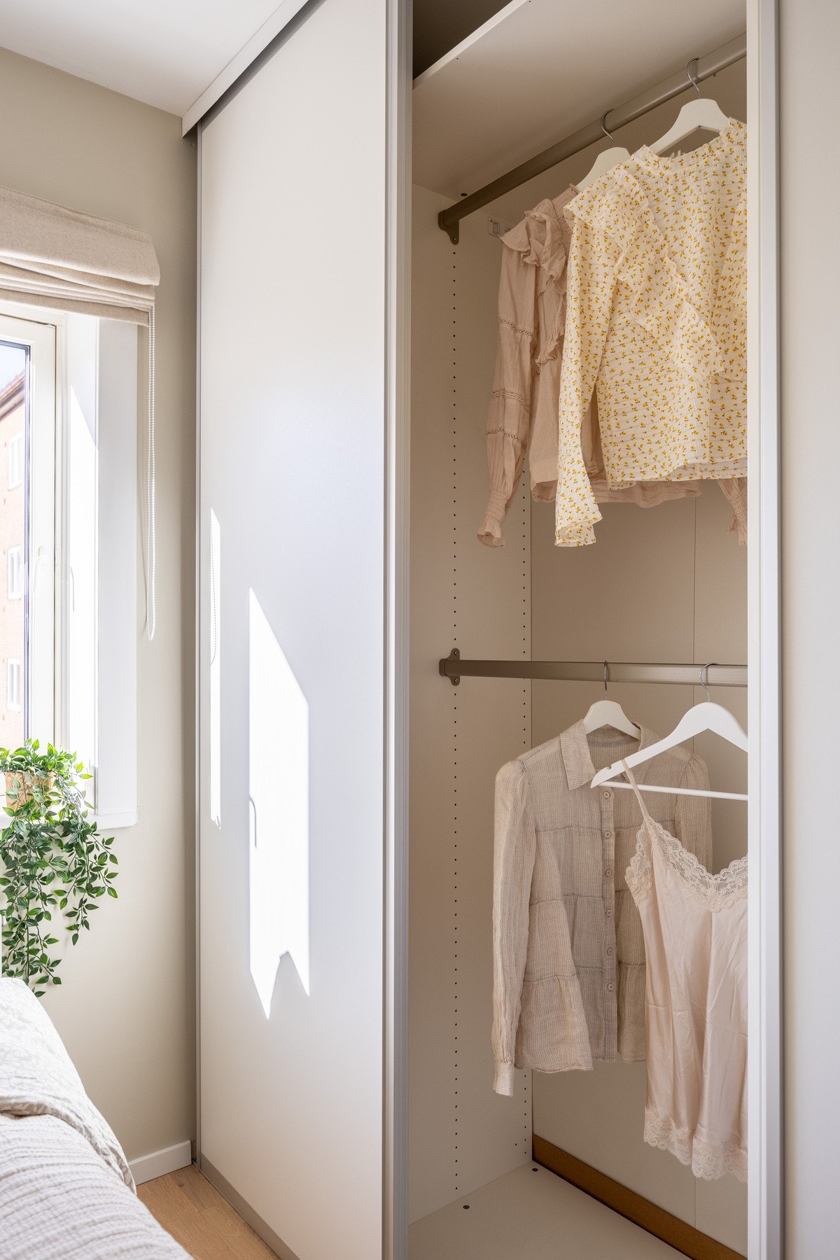 God plass for oppbevaring i medfølgende garderobeskap. Galleribilde