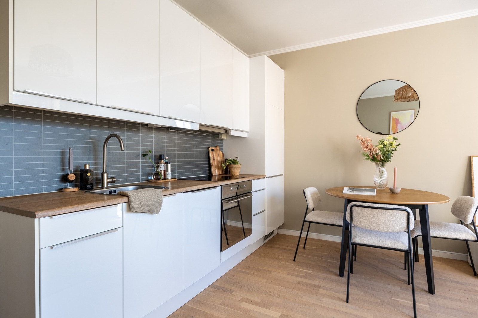 Det er integrerte hvitevarer som kjøleskap med fryser, oppvaskmaskin, stekeovn og platetopp. Galleribilde