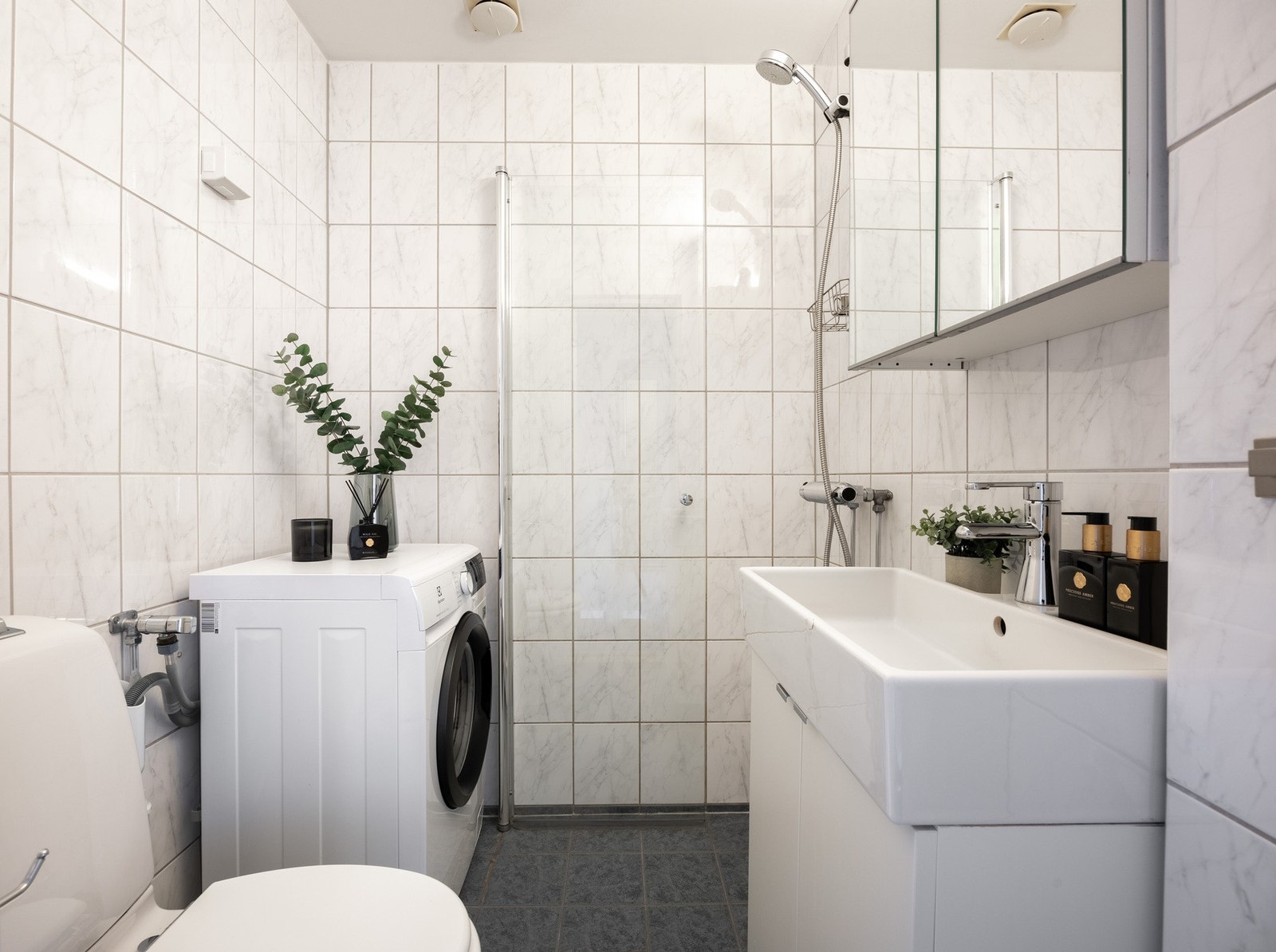 Pent flislagt bad med varmekabler i gulvet. På badet har man alt man trenger og god skapplass. Galleribilde