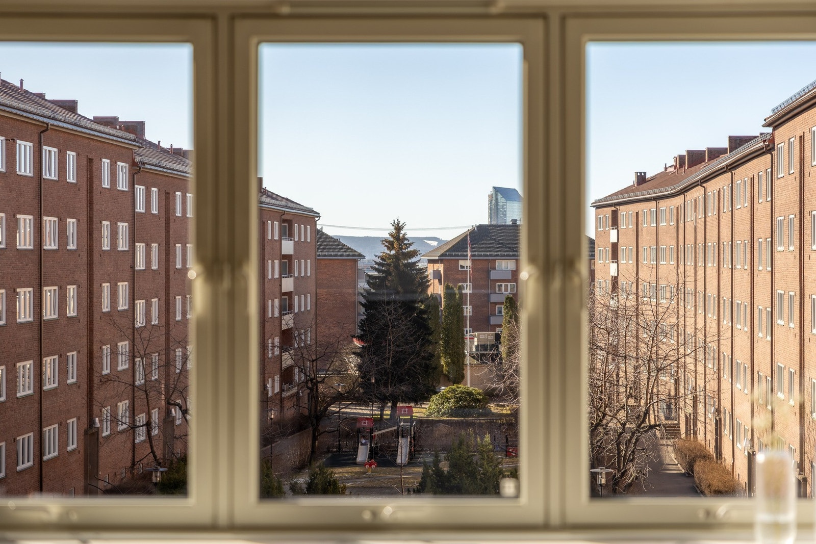 Det store vinduet slipper inn rikelig med naturlig lys, som bidrar til et trivelig hjem. Galleribilde