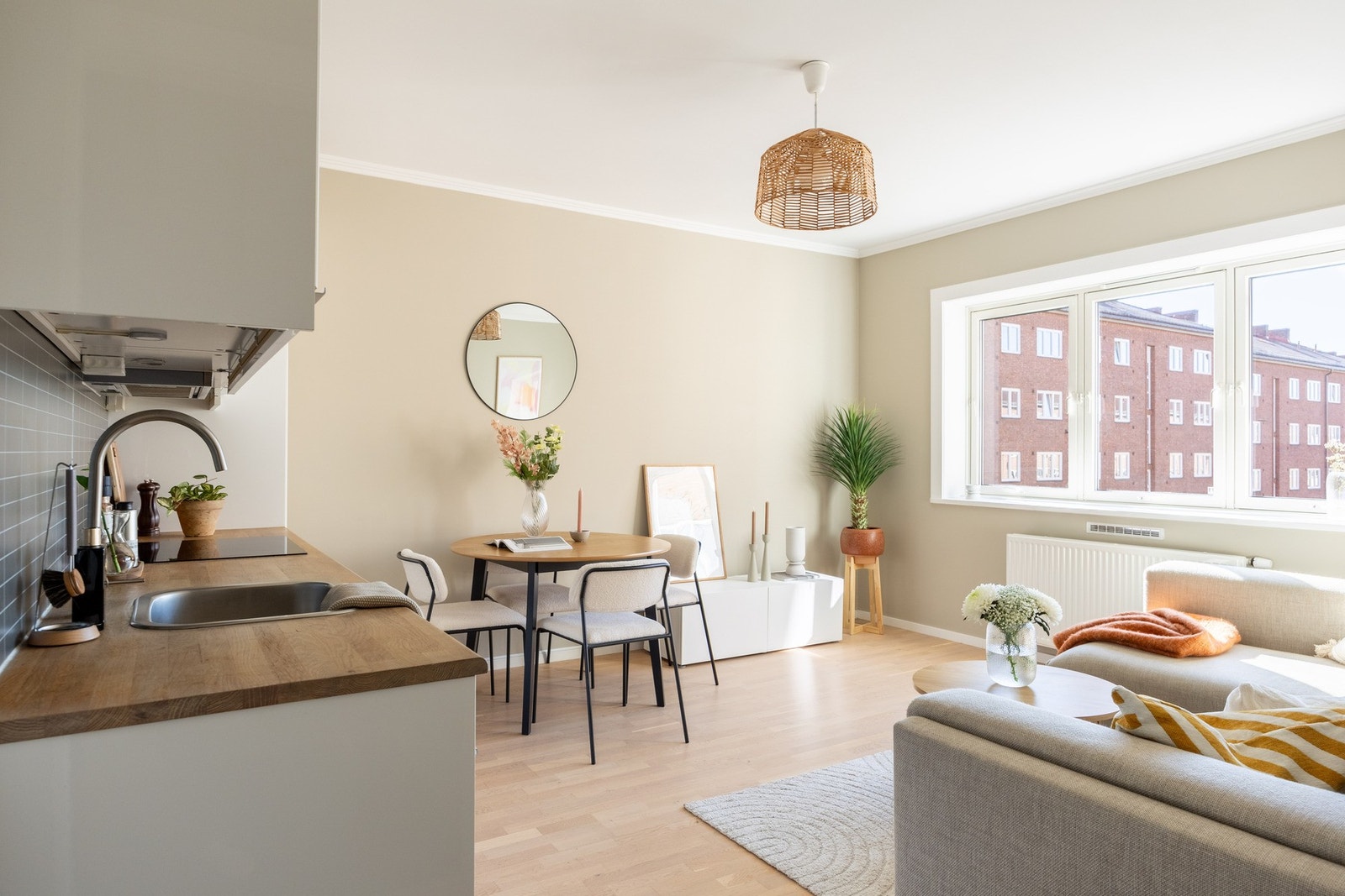 Stuen og kjøkkenet ligger i en sosial åpen løsning. Galleribilde