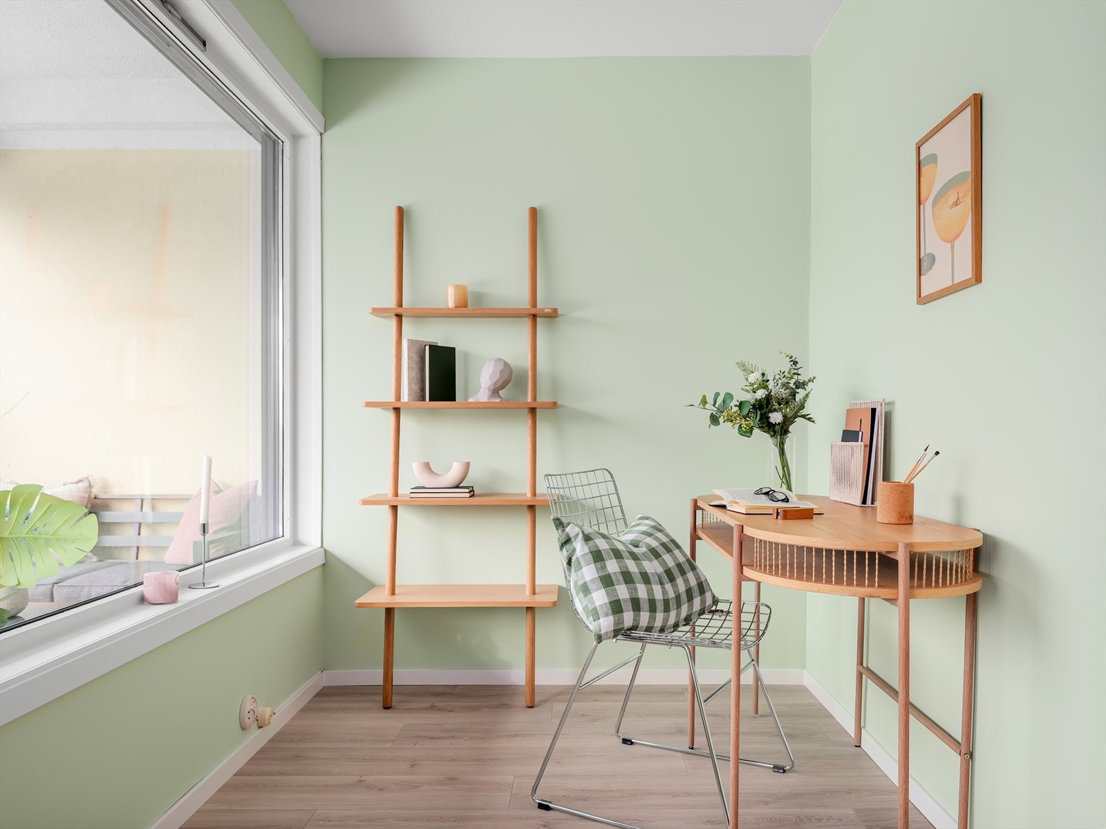 Store vindusflater gir godt med naturlig lysinnslipp. Galleribilde