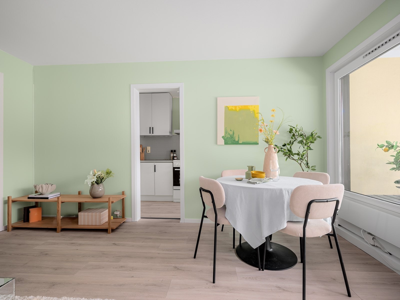 Spisebordet blir det naturlige samlingsstedet når man inviterer venner og familie til hyggelige lag. Galleribilde