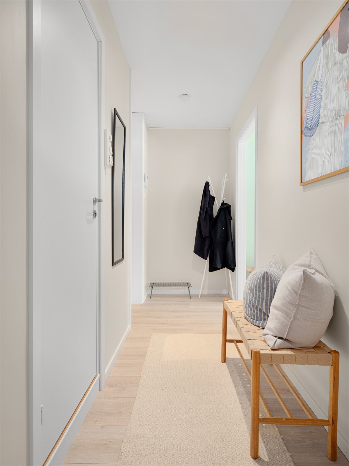 Her er det plass til klesheng på vegg og egentuelt skoskap. Galleribilde