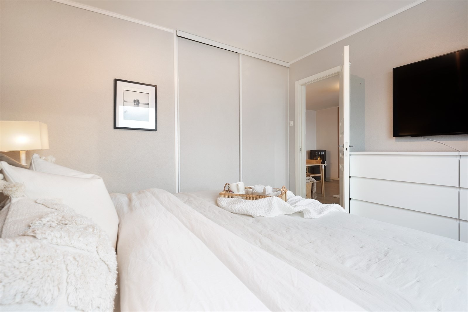 Stor skyvedørsgarderobe. Galleribilde