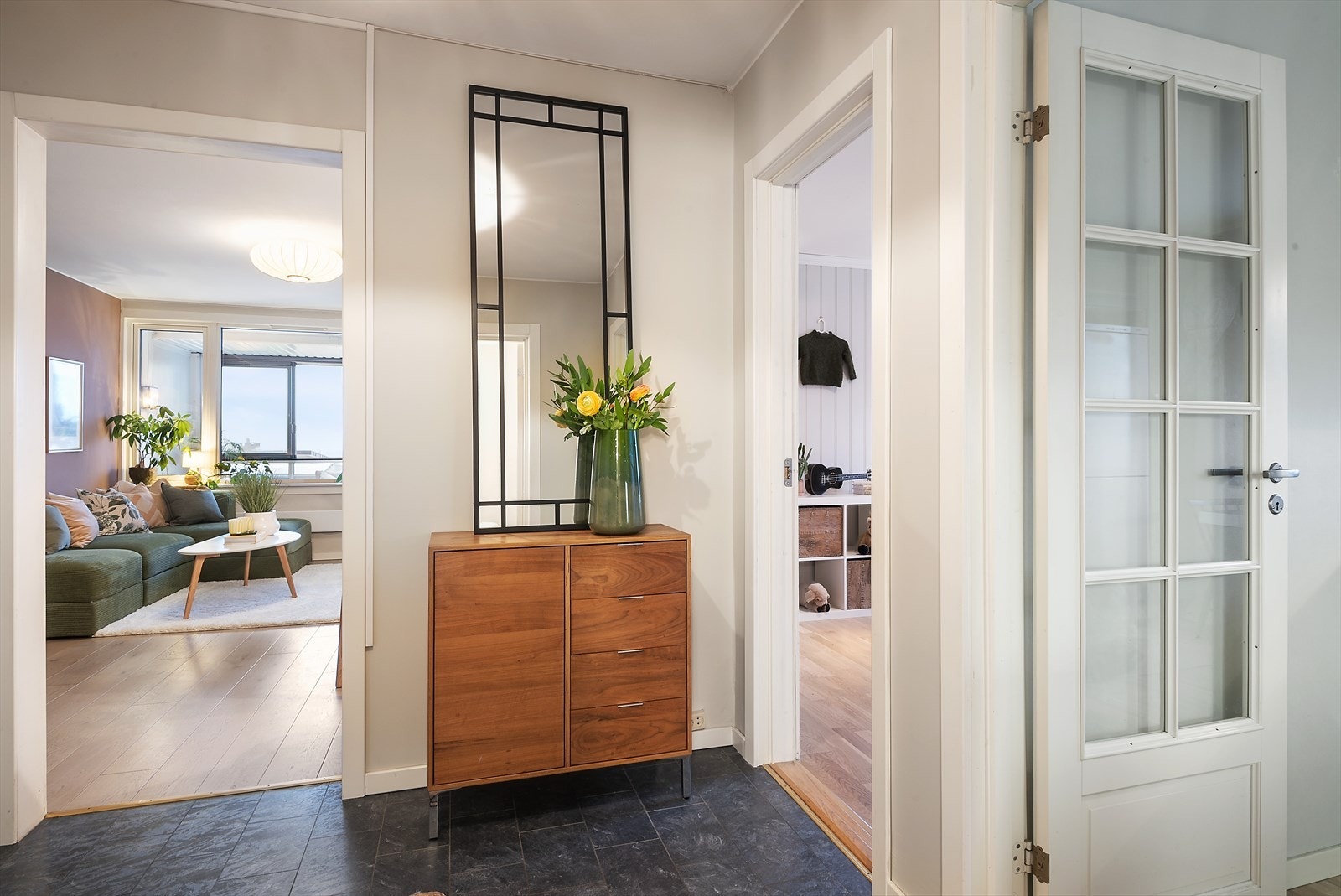 Stor og romslig entré med god plass til å henge fra seg yttertøy. Galleribilde