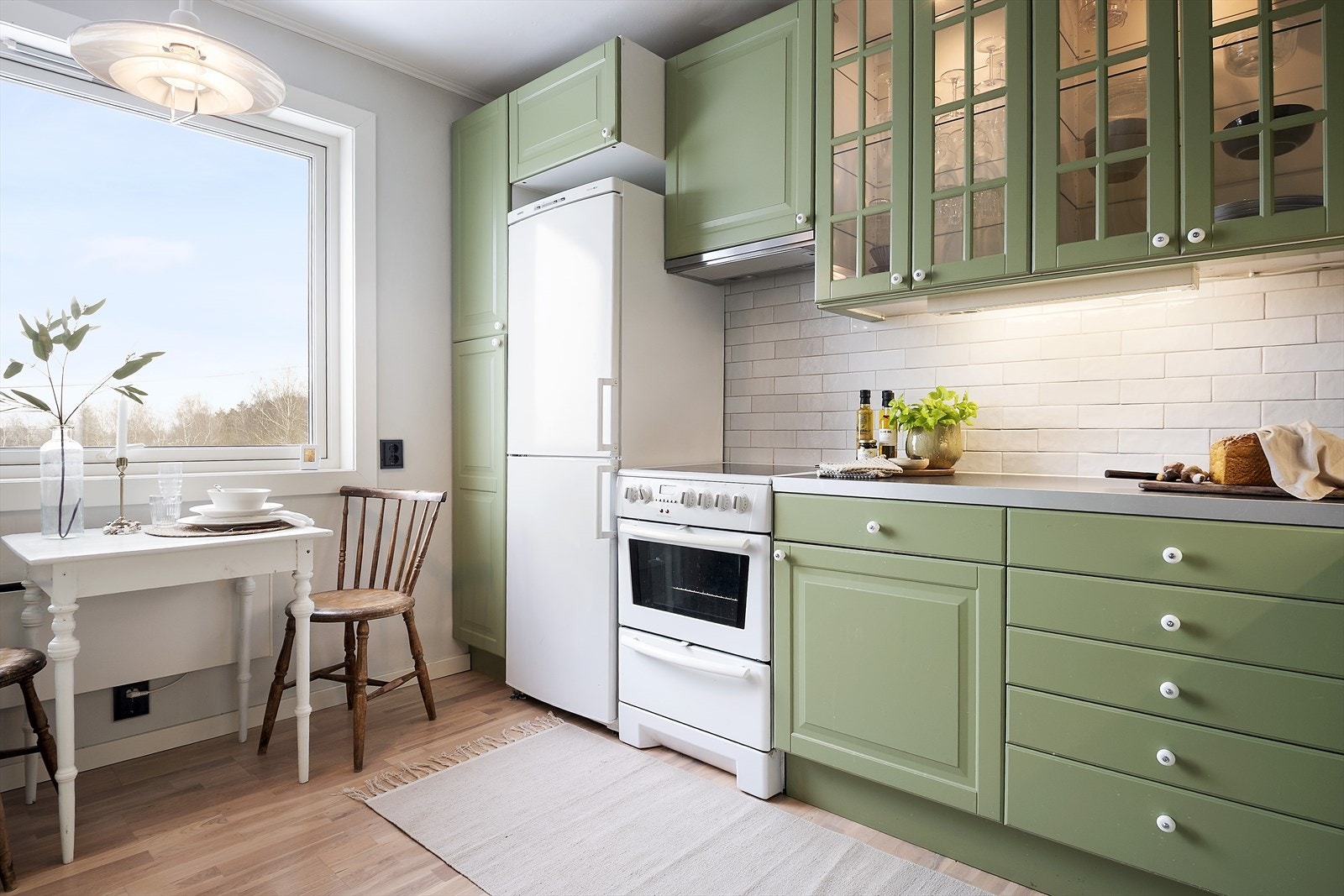 Det er også plass til et spisebord på kjøkkenet. Galleribilde