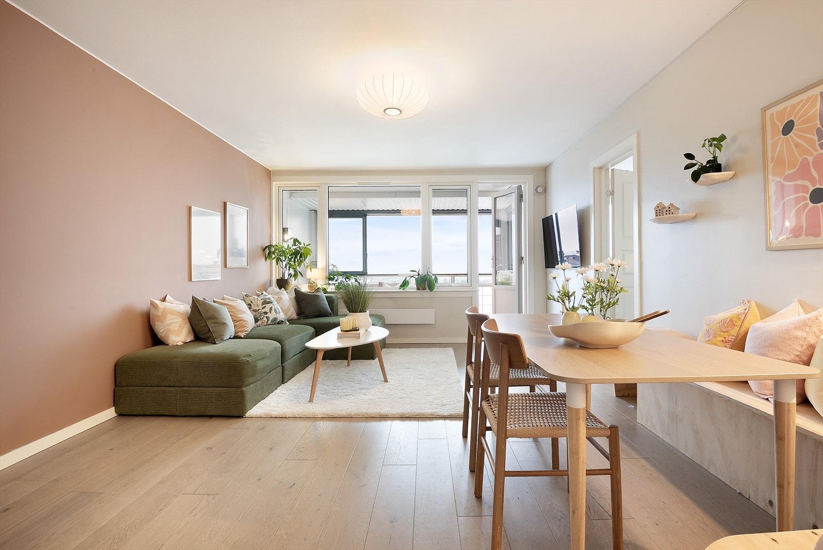 Leiligheten har en stor og lys stue. Legg merke til de store vinduene som slipper inn masse naturlig lys. Galleribilde