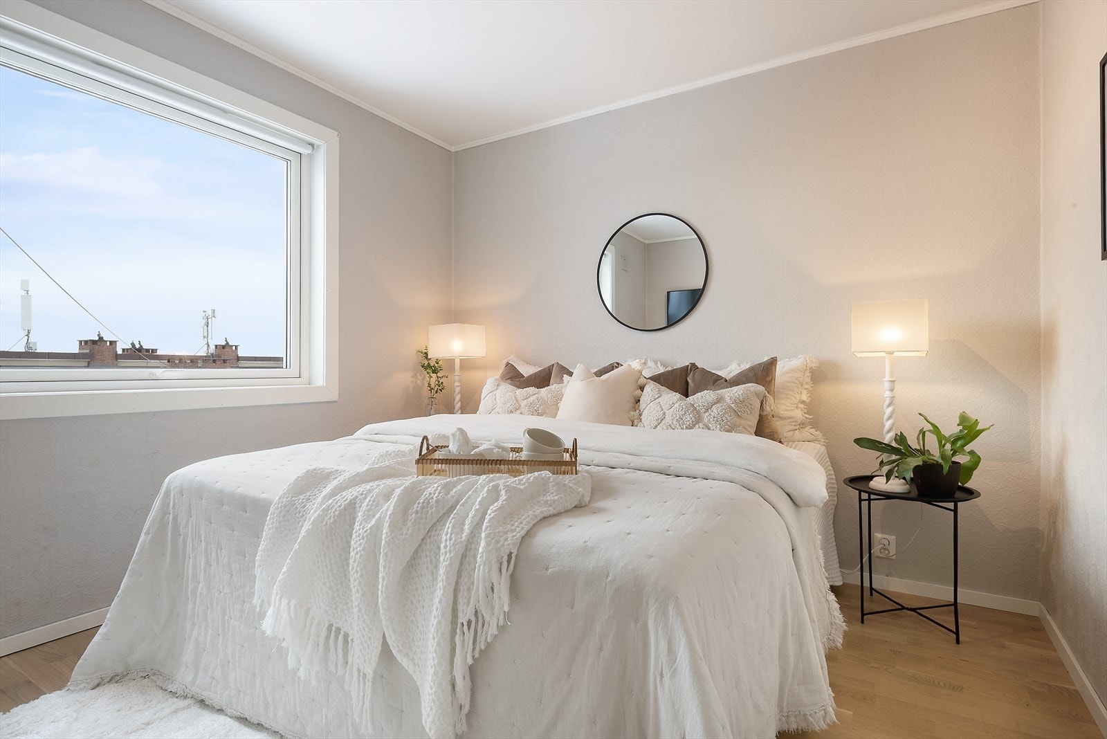 Hovedsoverommet er av god størrelse med plass til dobbeltseng og tilhørende møblement. Galleribilde