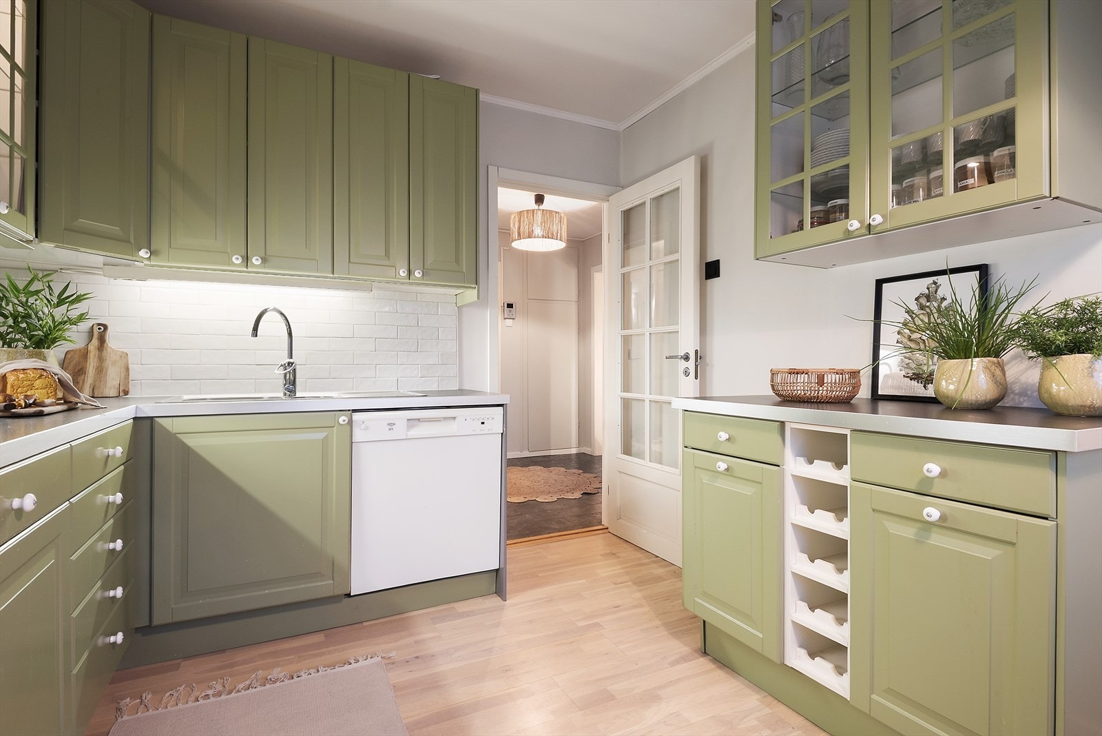 Her har du massevis av skap- og benkeplass. Galleribilde