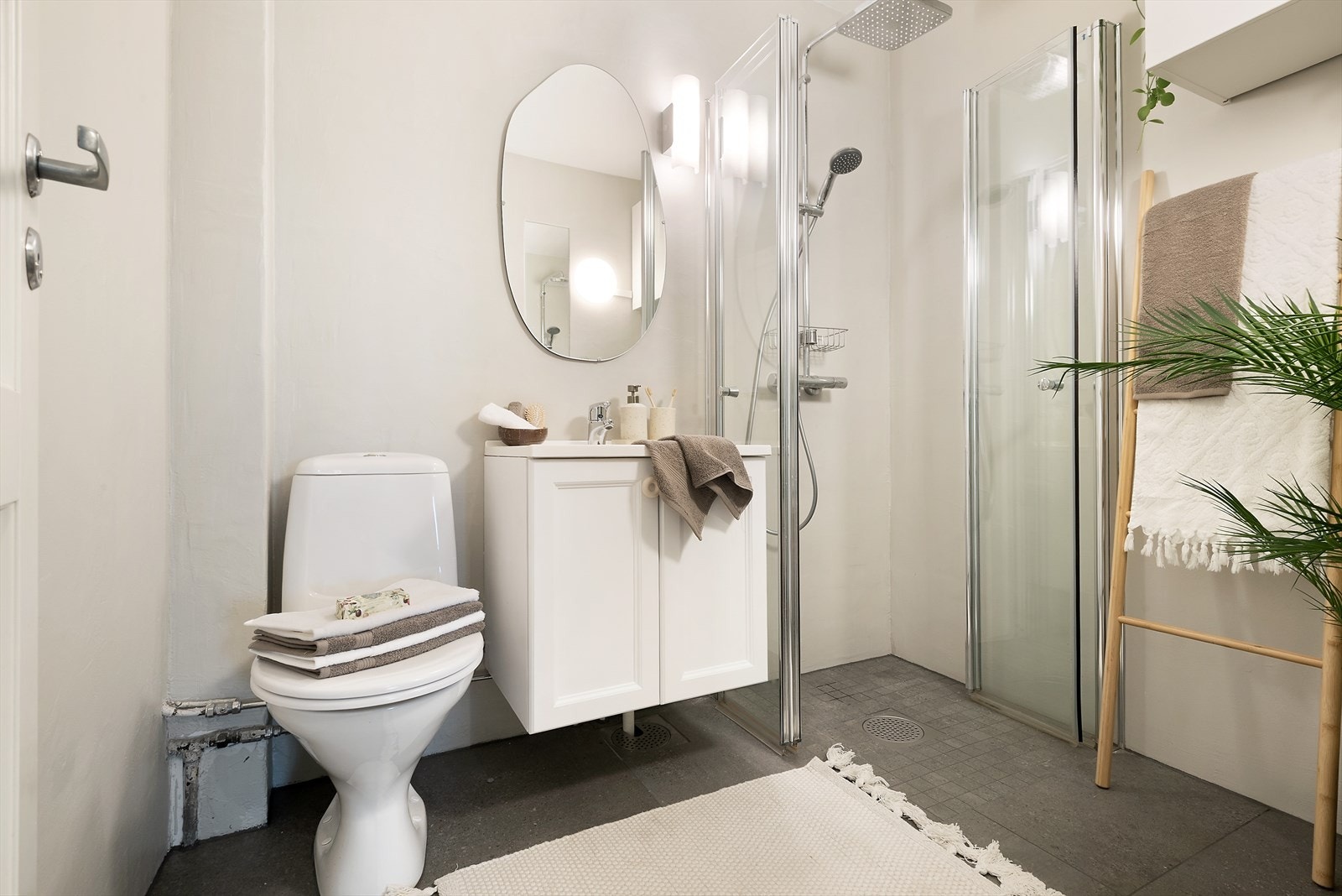 Eldre bad med nye fliser på gulv og mikrosement på veggene. Galleribilde