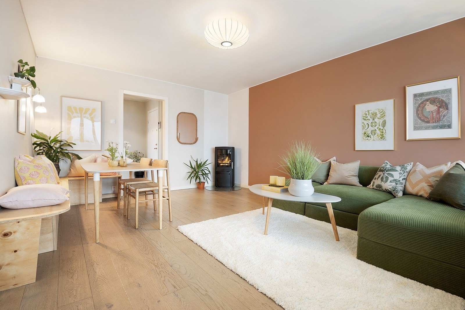 I stuen er det god plass til å etablere et stort spisebord til hele familien. Galleribilde