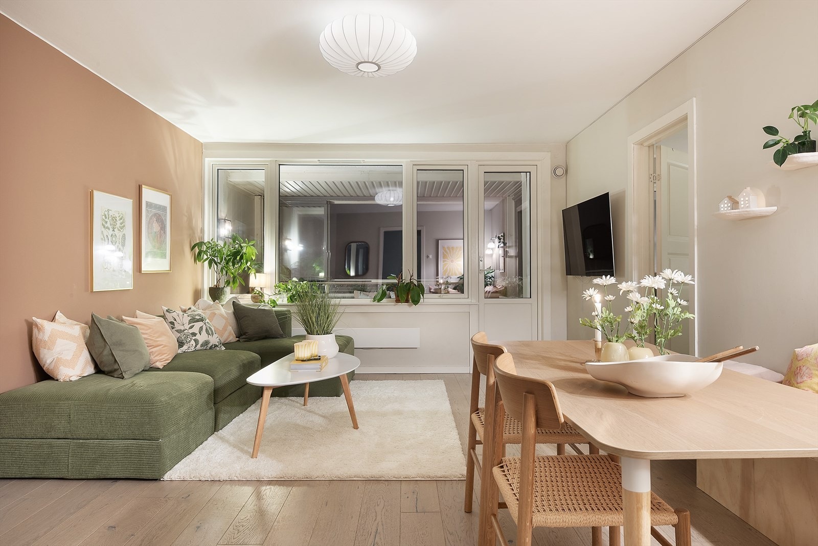 Her får du en fantastisk god stemning i stuen på kveldstid. Galleribilde