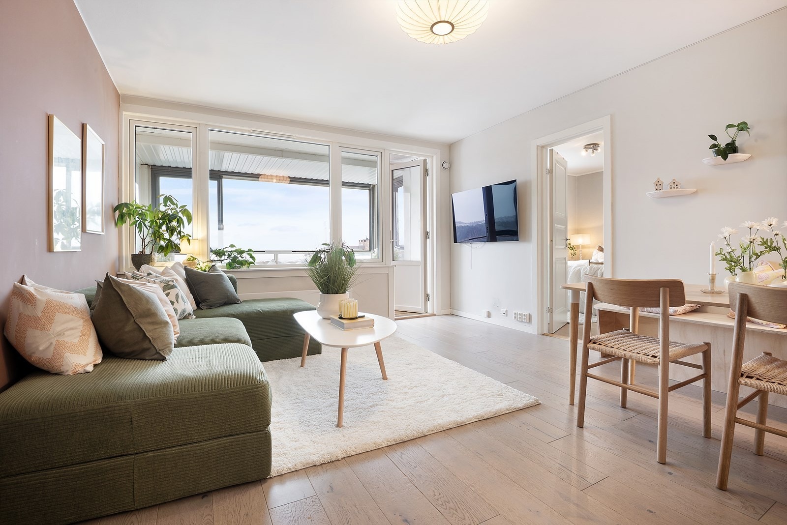 Stuen er malt i lune og behagelige farger som skaper en hjemmekoselig stemning. Galleribilde