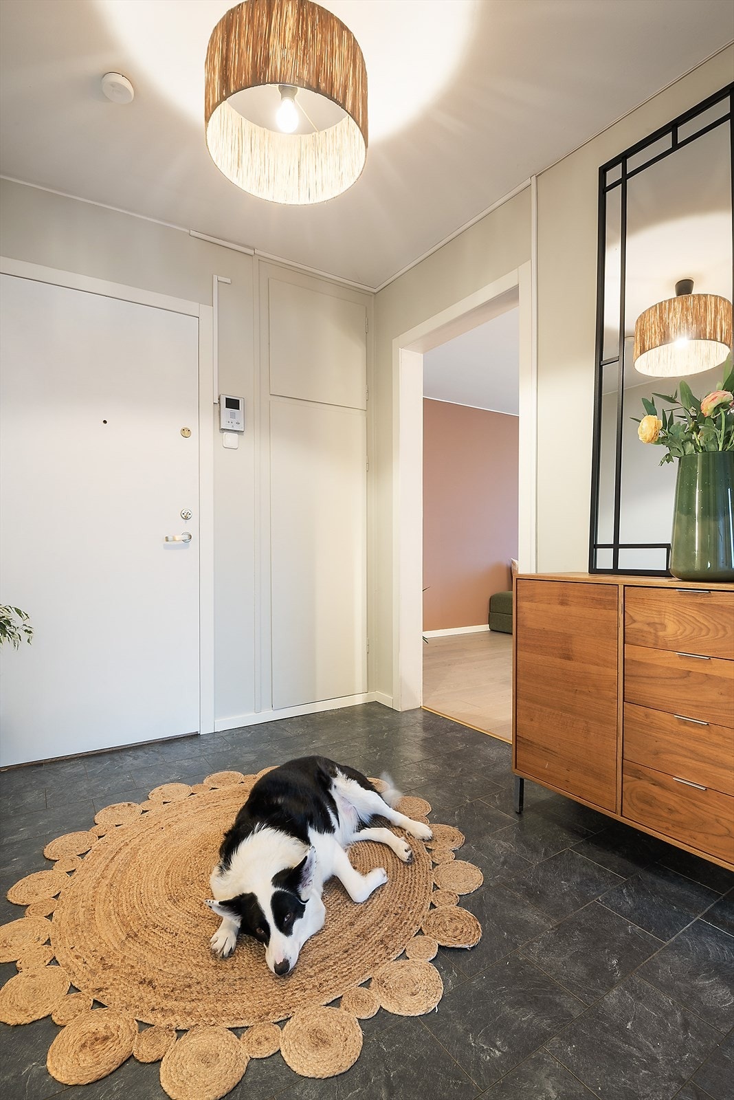 Her føler du deg hjemme med en gang du kommer inn døren. Det er også et plassbygd garderobeskap. Galleribilde