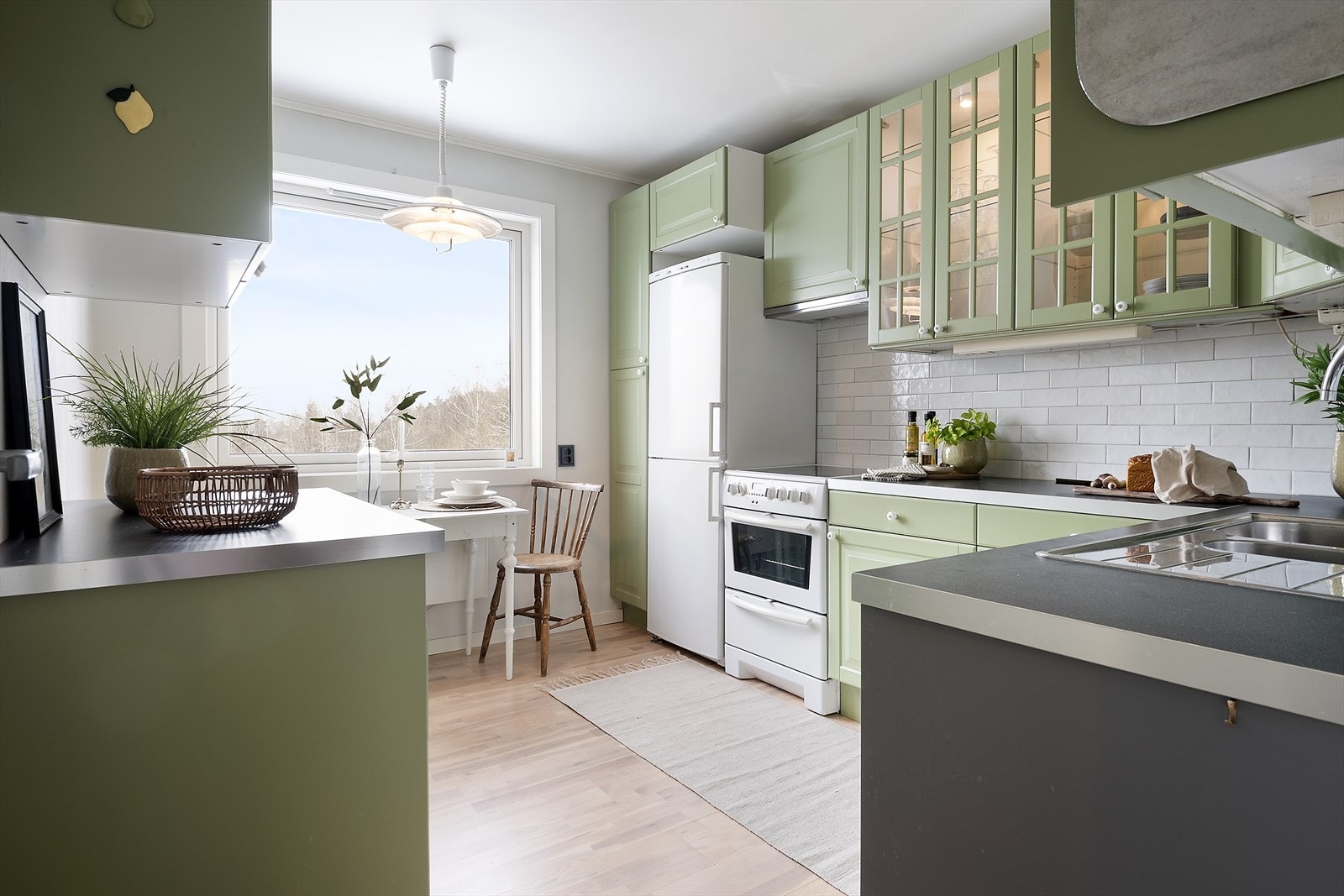 Kjøkkenet er fra 2003 og har profilerte fronter og glassdører. Galleribilde