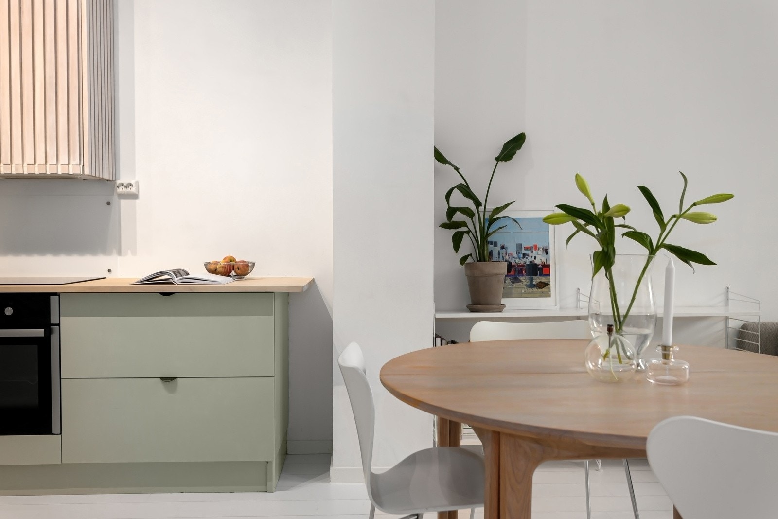 Mellom stuen og kjøkkenet er det god plass til spisebord. Galleribilde