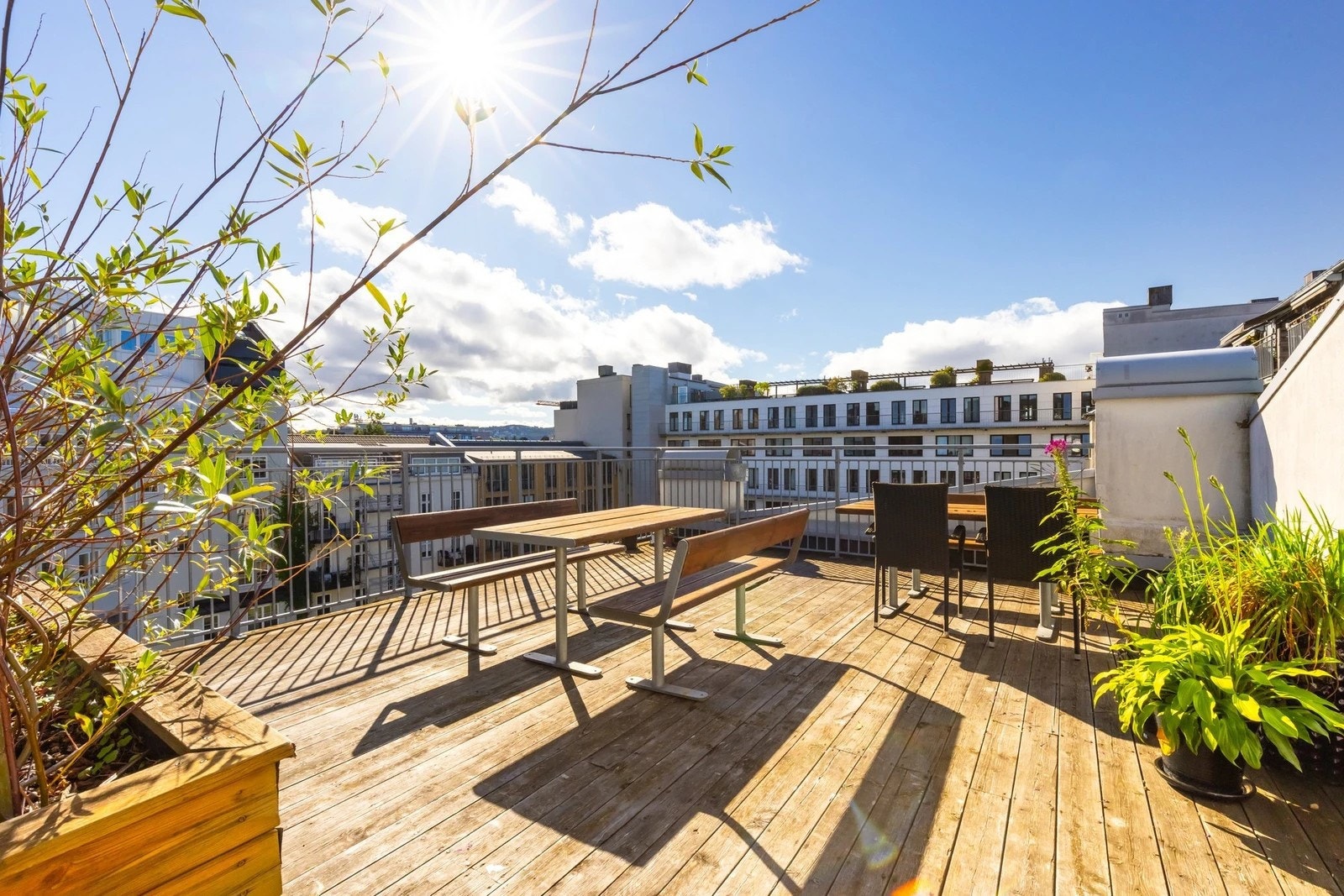 Her har du enkel tilgang til to store takterrasser med strålende solforhold, sittegrupper og utsikt. Terrassebord på begge takterrassene ble skuret og beiset i 2023. Galleribilde