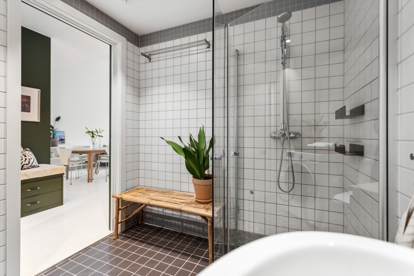 Badet har vannbåren gulvvarme (inkludert i felleskostnader). Det er mekanisk avtrekk fra bad og kjøkken, koblet til et felles ventilasjonsanlegg (Villavent). Galleribilde