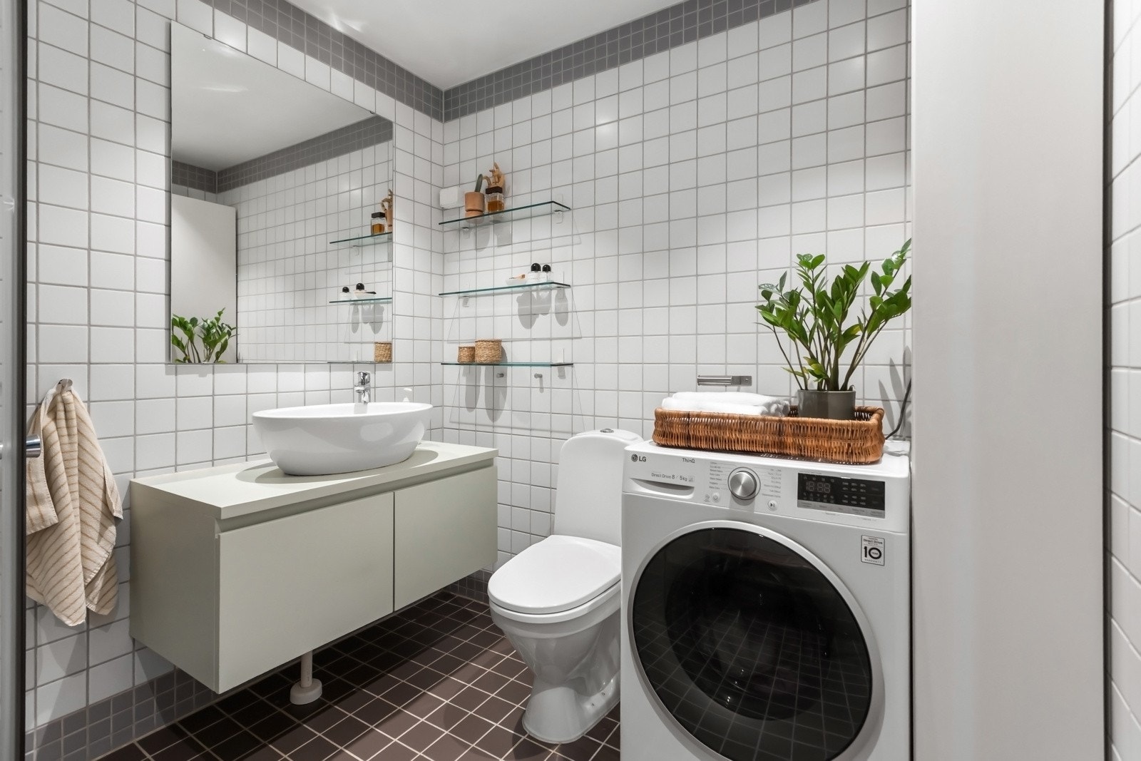 Badet er tidløst og pent med lyse fliser på veggene, mørke fliser på gulvet og et smalt felt med mørke fliser langs veggen mot himlingen. Badet har vannbåren gulvvarme (inkludert i felleskostnader), downlights og opplegg for vask/tørk. Galleribilde