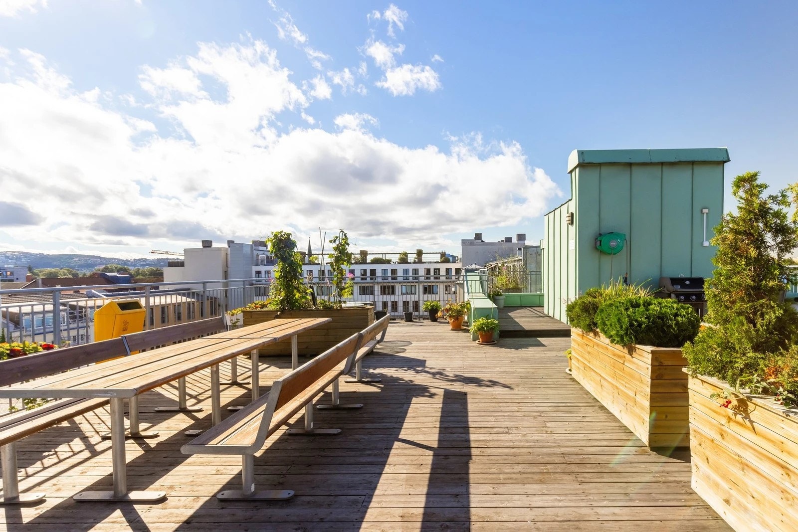 Solforholdene er utmerket og det er satt ut flere bord, benker og blomsterkasser. Galleribilde