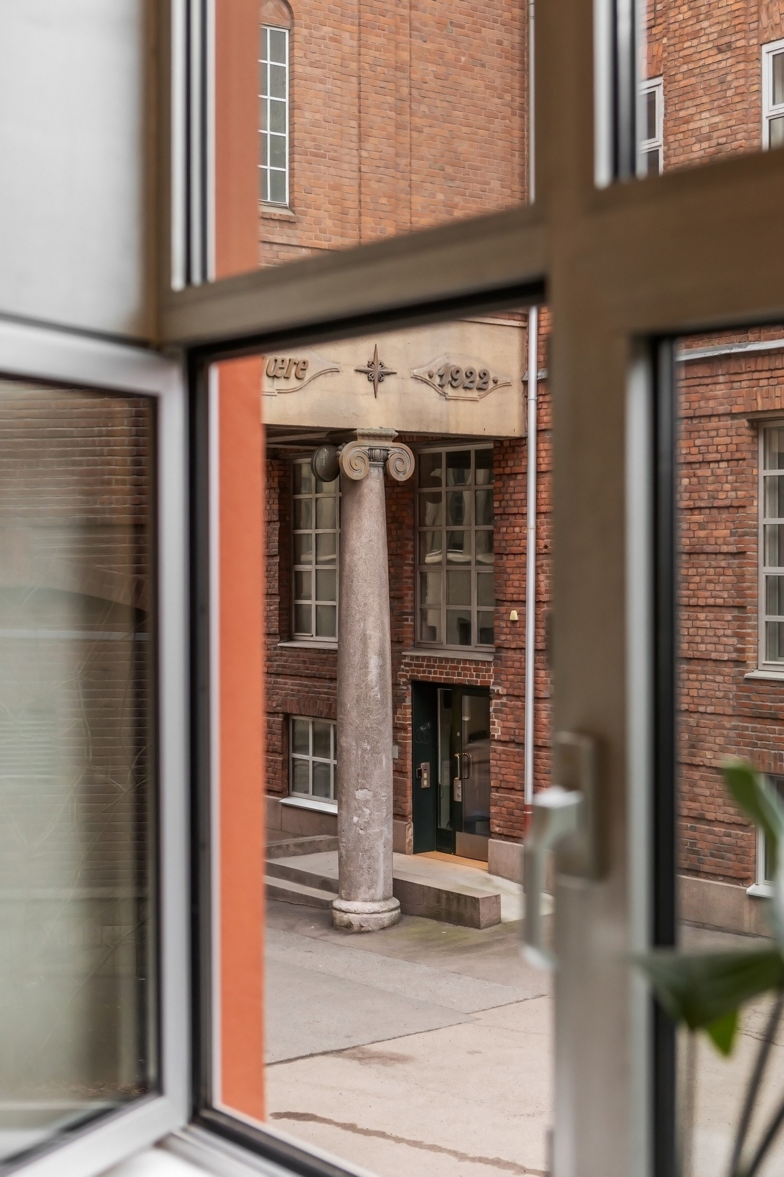 Fra vinduene er det utsyn til Landemerket "Freiaporten" som danner inngangen til bygget. Galleribilde