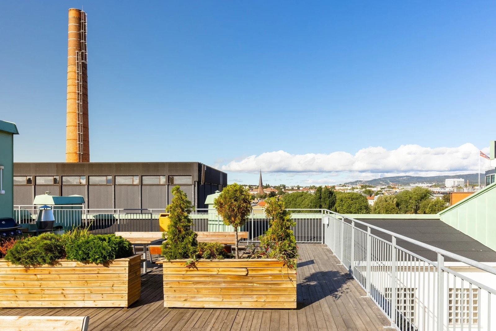 Bygget har heis mellom etasjene, og to felles takterrasser med utsyn over bakgården og videre utsikt over byens tak. Takterrassene ligger i 6. og 7. etasje, hvor sistnevnte, den største takterrassen, også har felles grill til glede for beboerne. Galleribilde