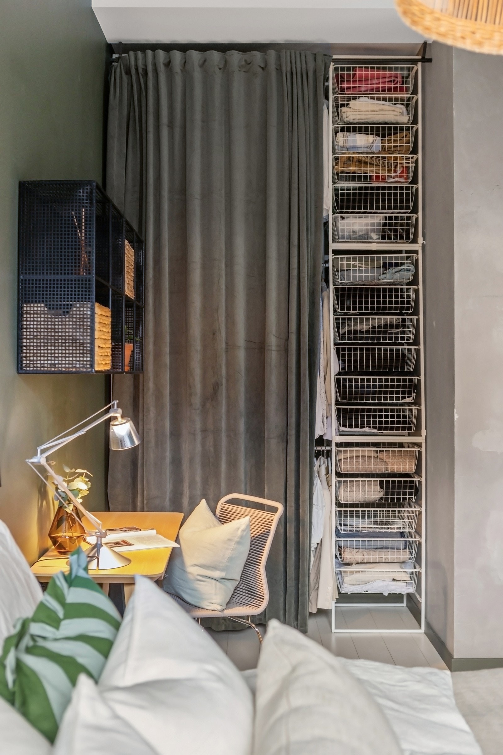 Langs den innerste veggen er det garderobeløsning med hyller og stenger der man virkelig har utnyttet den gode takhøyden. Galleribilde