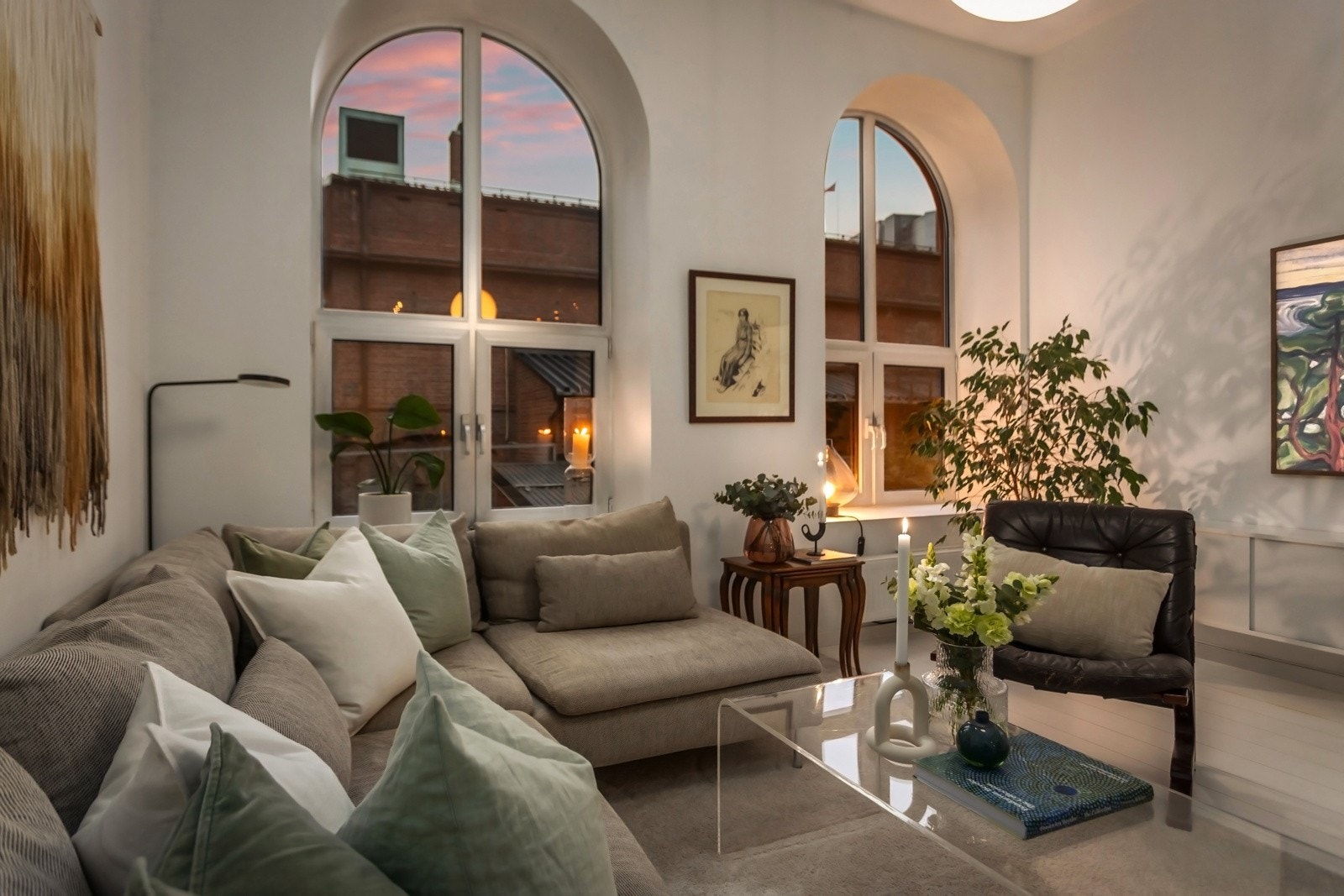 De dype vinduskarmene passer fint til planter, lamper eller annen dekor, og stuen lar seg enkelt møblere med en romslig tv-lounge og spisebord med mer. Galleribilde