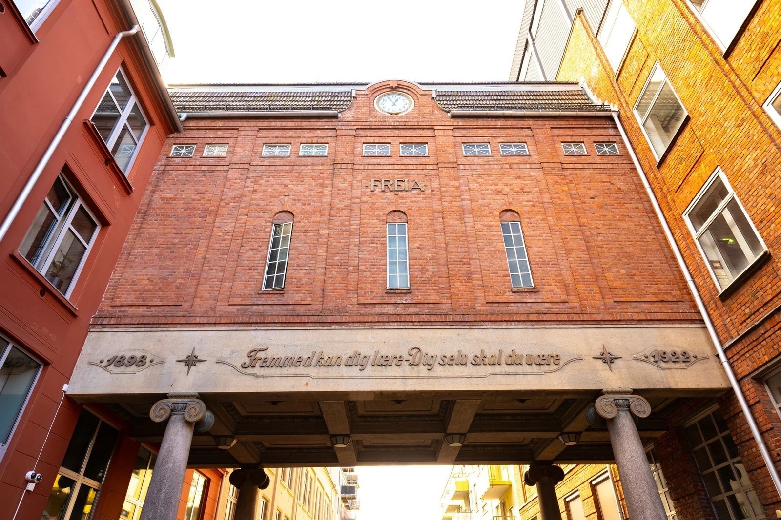 Landemerket "Freiaporten" danner inngangen til bygget, og det er heis til etasjene. Galleribilde