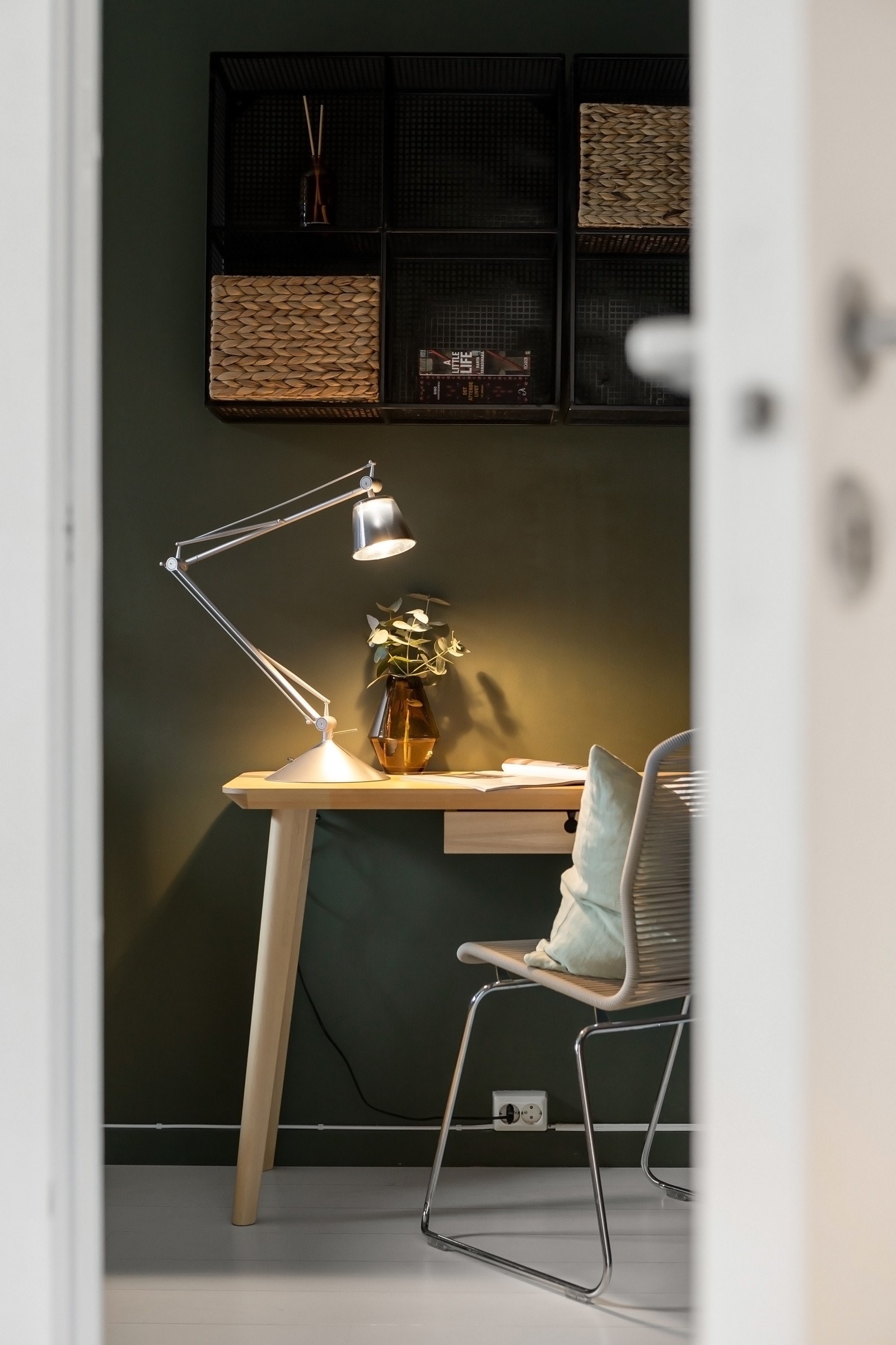 Mellom sengen og garderobeløsningen er det fin plass til en praktisk hjemmekontor-løsning. Galleribilde