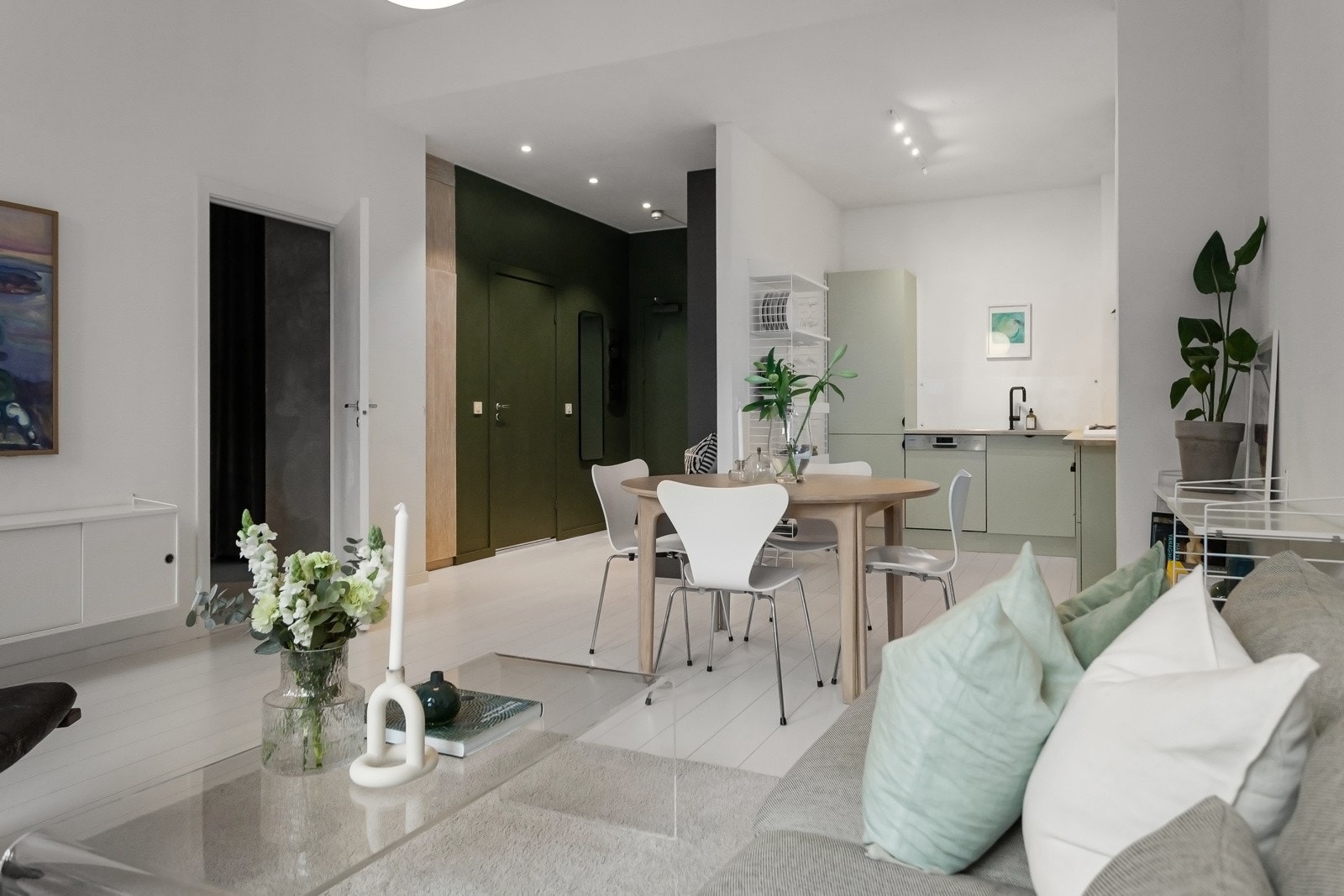 Leiligheten har en lys, og sosial planløsning med stue og kjøkken i åpen løsning. Fra stuen er det dør inn til et romslig soverom. Galleribilde