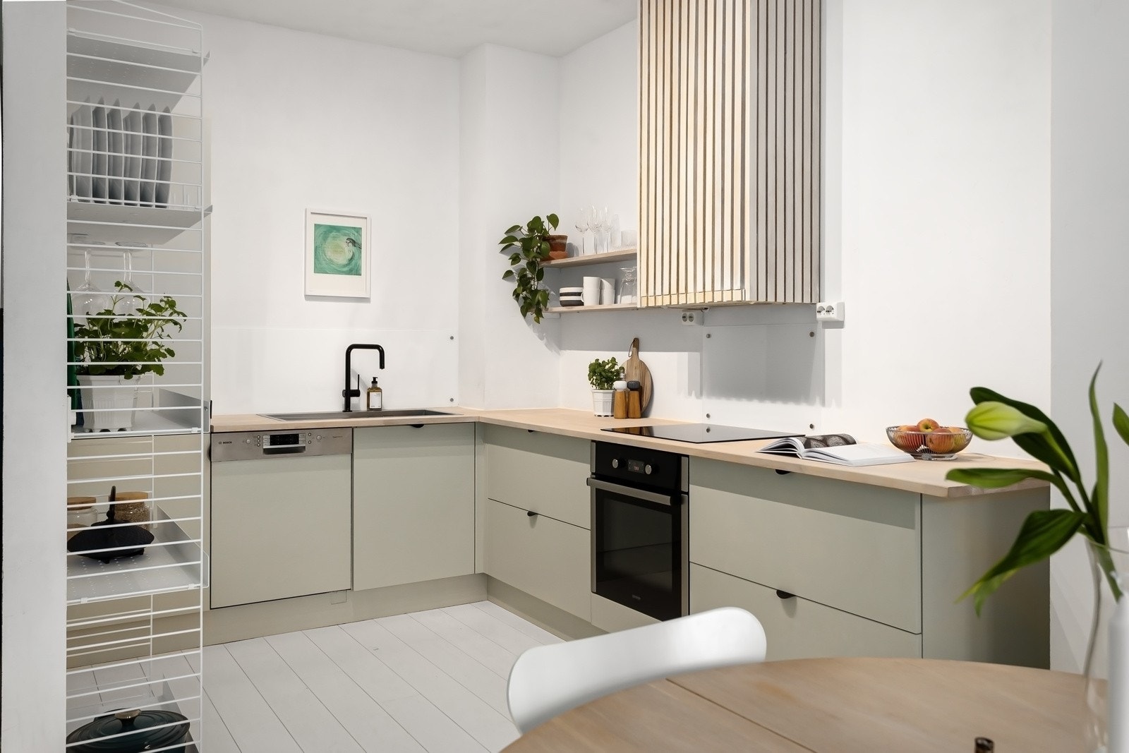 Kjøkkenet er fra den italienske kvalitetsleverandøren Zecchinon Cucine og er plassert i en praktisk L-form i åpen løsning mot stuen. Kjøkkeninnredningen har lyse, glatte fronter og benkeplate i lys eik med glattlimt kum i rustfritt stål. Galleribilde