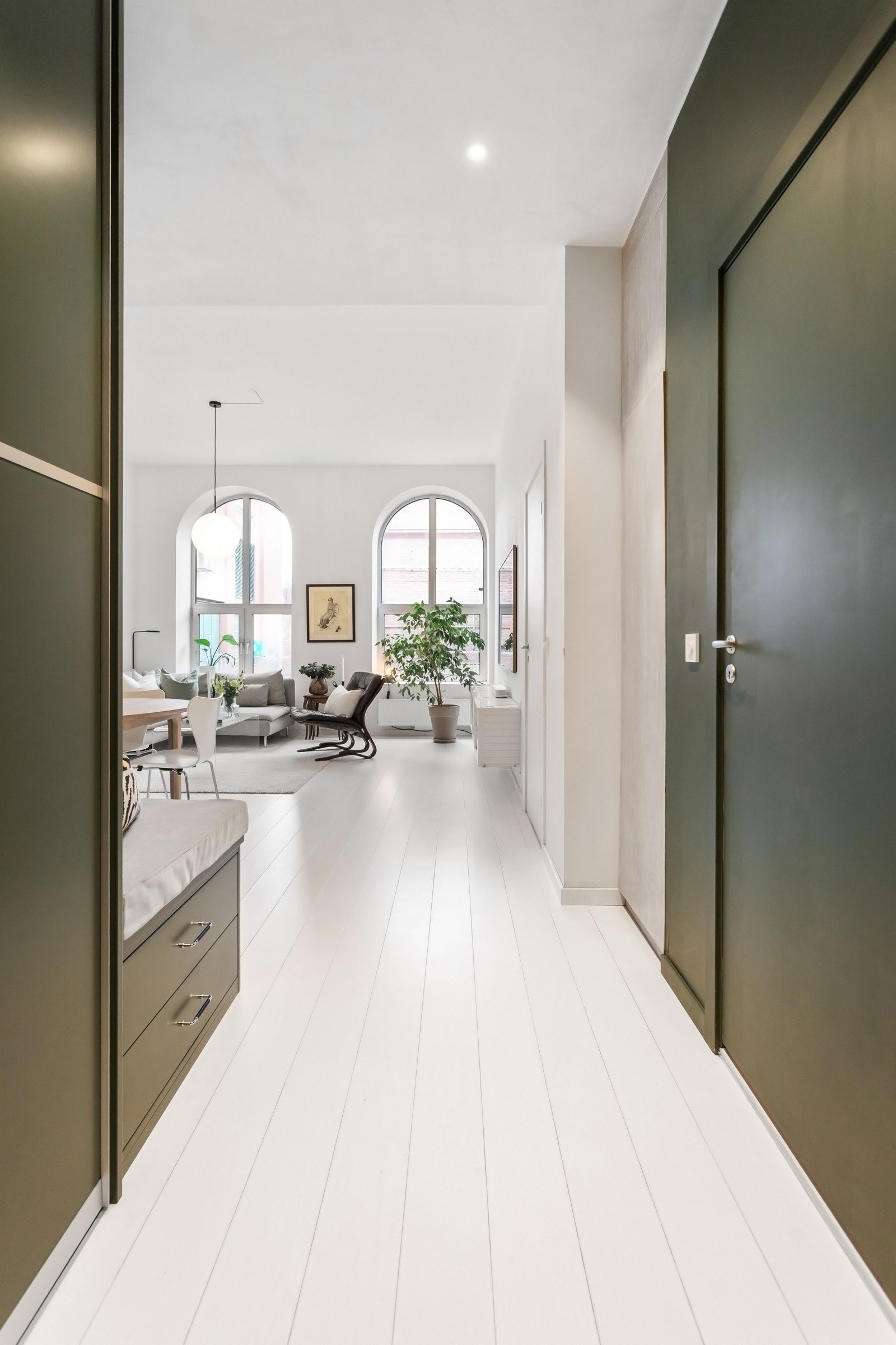 Velkommen inn i en unik leilighet med luftig takhøyde fra ca. 2,8 til 3,2 meter, vakre, buede vinduer fra anerkjente Schüco mot vest, vannbåren varme og lyse, pene overflater. Galleribilde