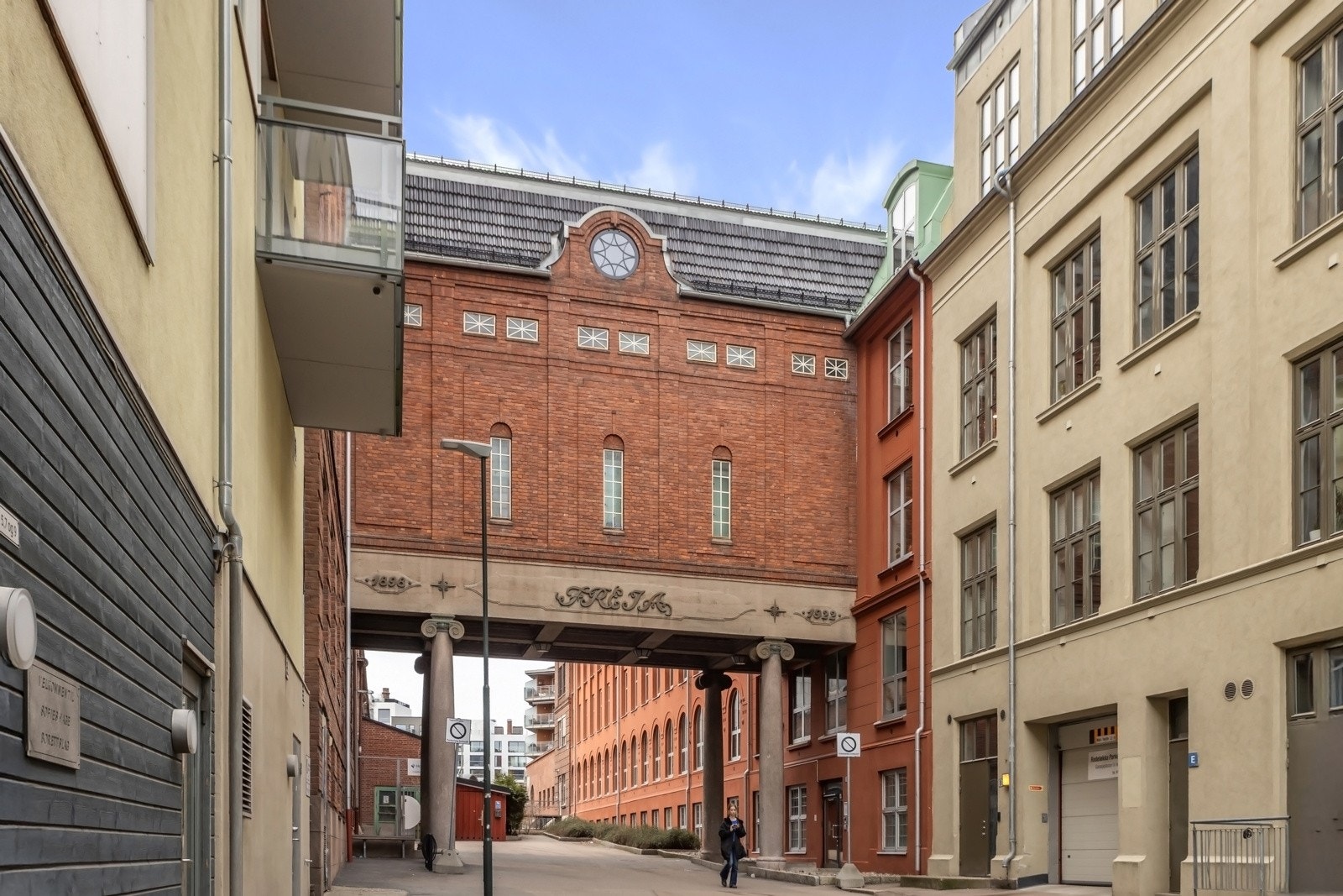 Det er tidvis mulighet for kjøp/leie av parkeringsplass i nabobyggets garasjeanlegg enten i Teglverksgata 9 (Rodeløkka parkeringssameie) eller i Teglverksgata 8. Galleribilde