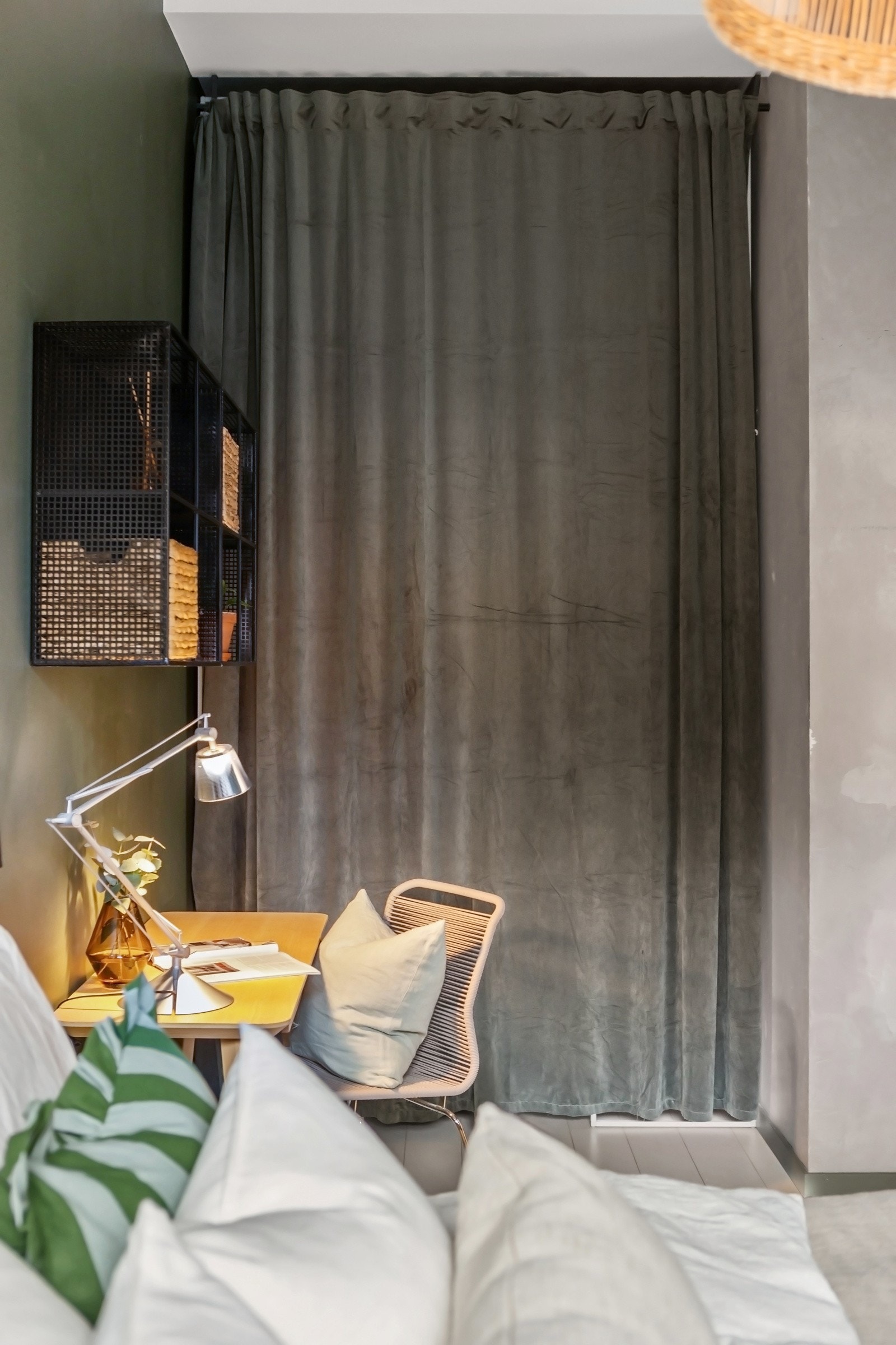 Langs den innerste veggen er det garderobeløsning med hyller og stenger der man virkelig har utnyttet den gode takhøyden. Galleribilde