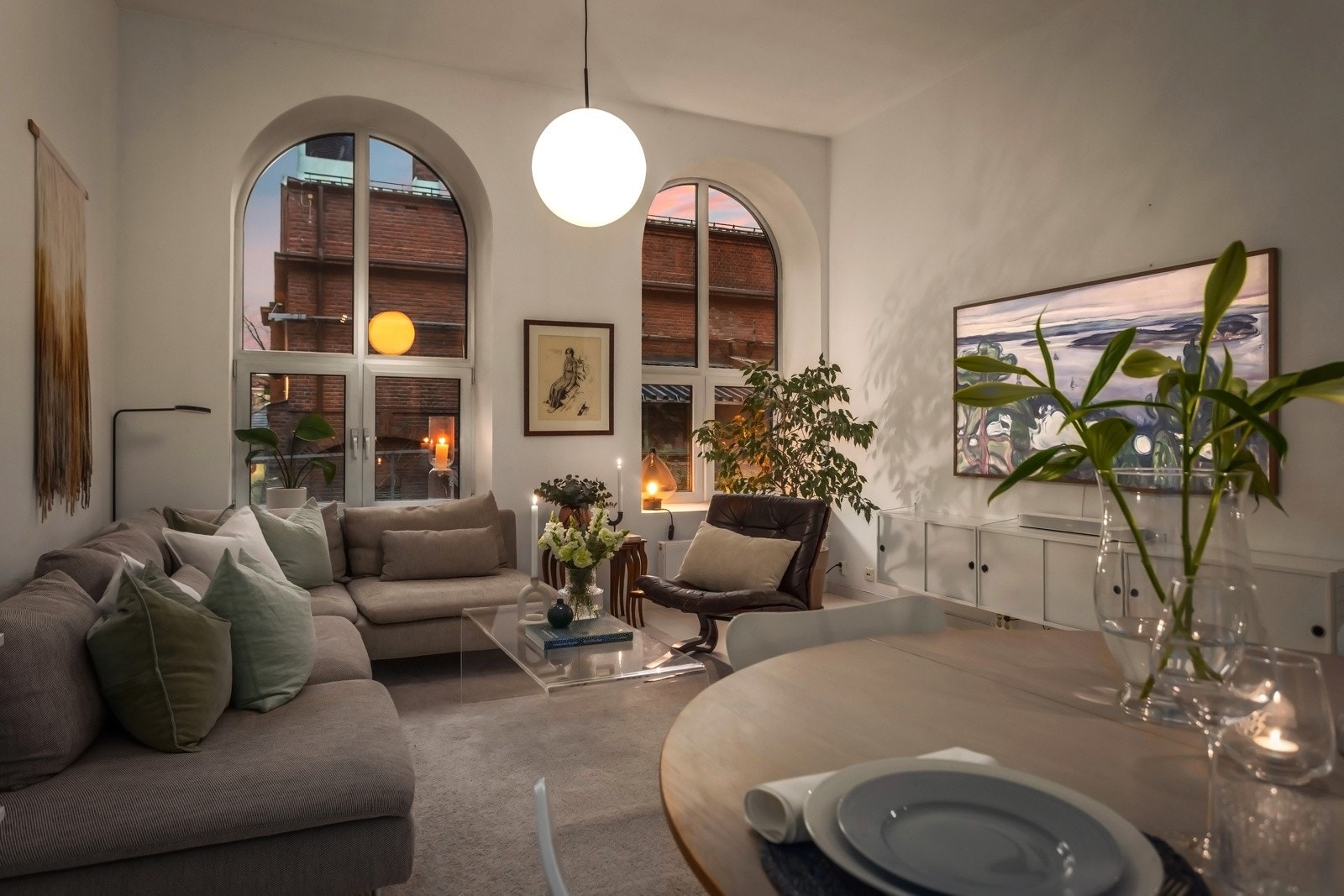 To flotte, buede vinduer fra Schüco smykker stuen og gir en unik karakter, samt godt med dagslys. Galleribilde