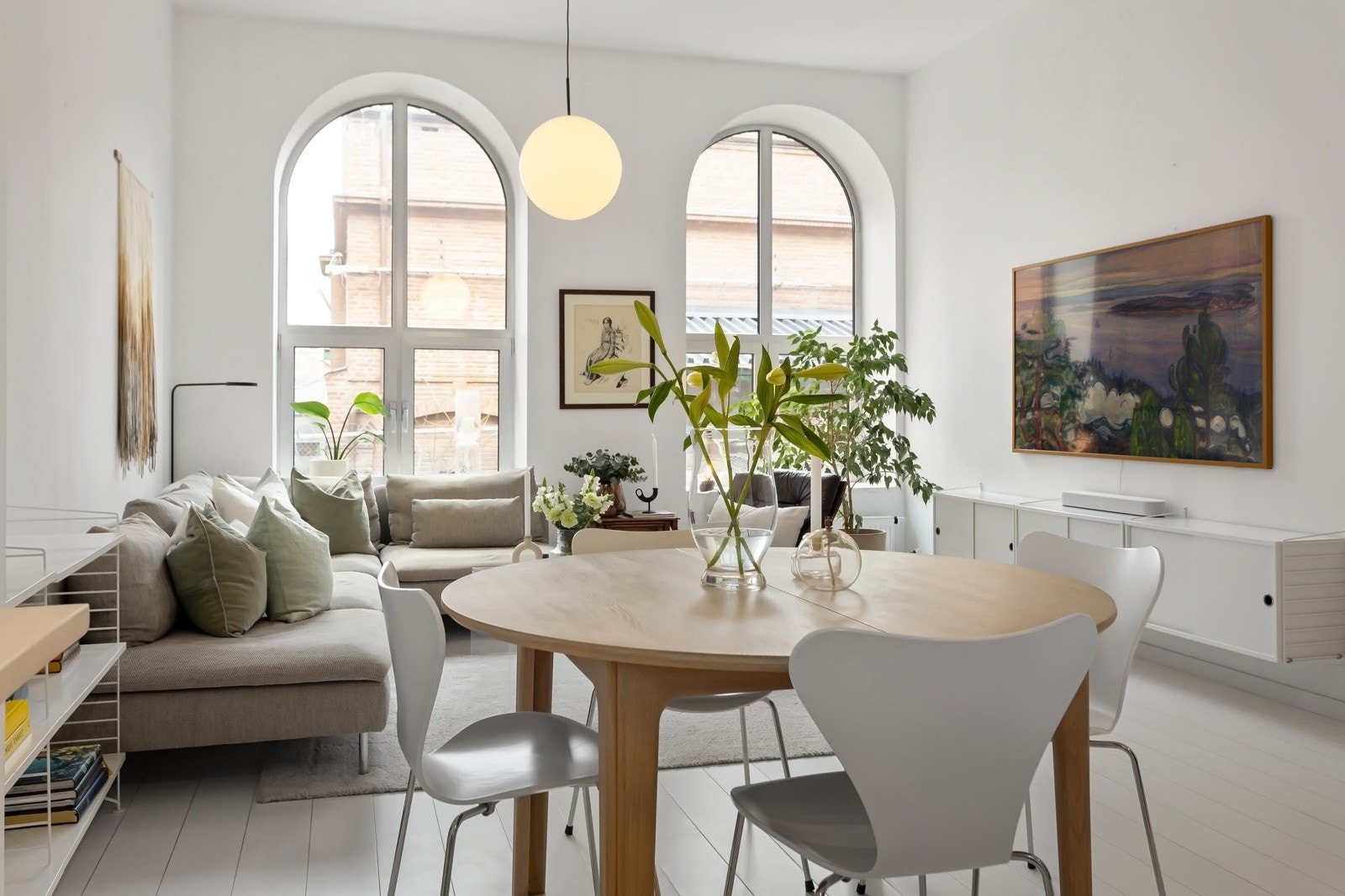 Stuen er luftig og sosial med takhøyde opp til 3,2 meter. Rommet har lyst parkettgulv, lysmalte, slette veggflater og glatt, listefri himling. Galleribilde