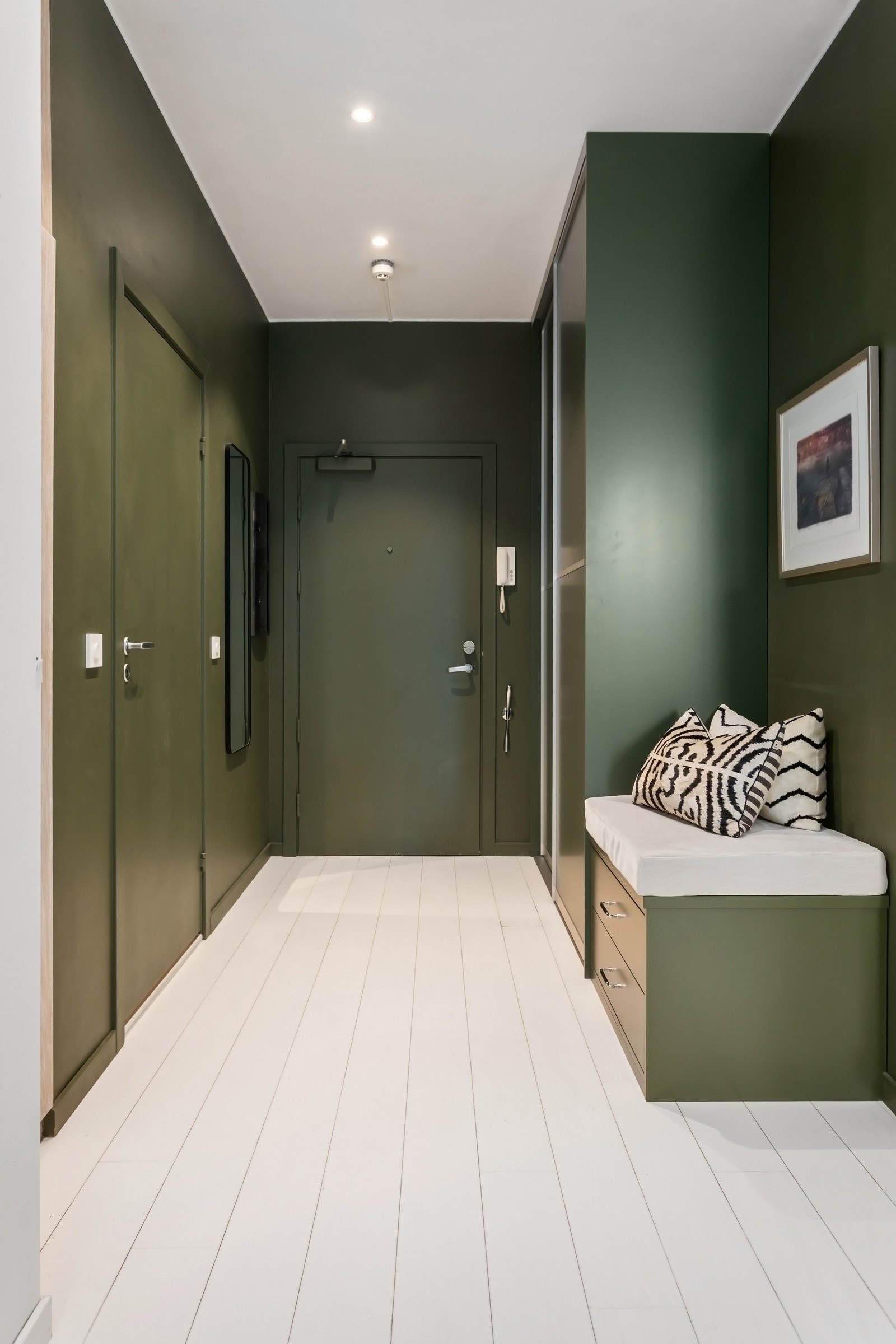 Entréen har dørtelefon ved ytterdøren, downlights i himling og skyvedørsgarderobe med plassbygde skap, nylig levert av møbelsnekker. Galleribilde