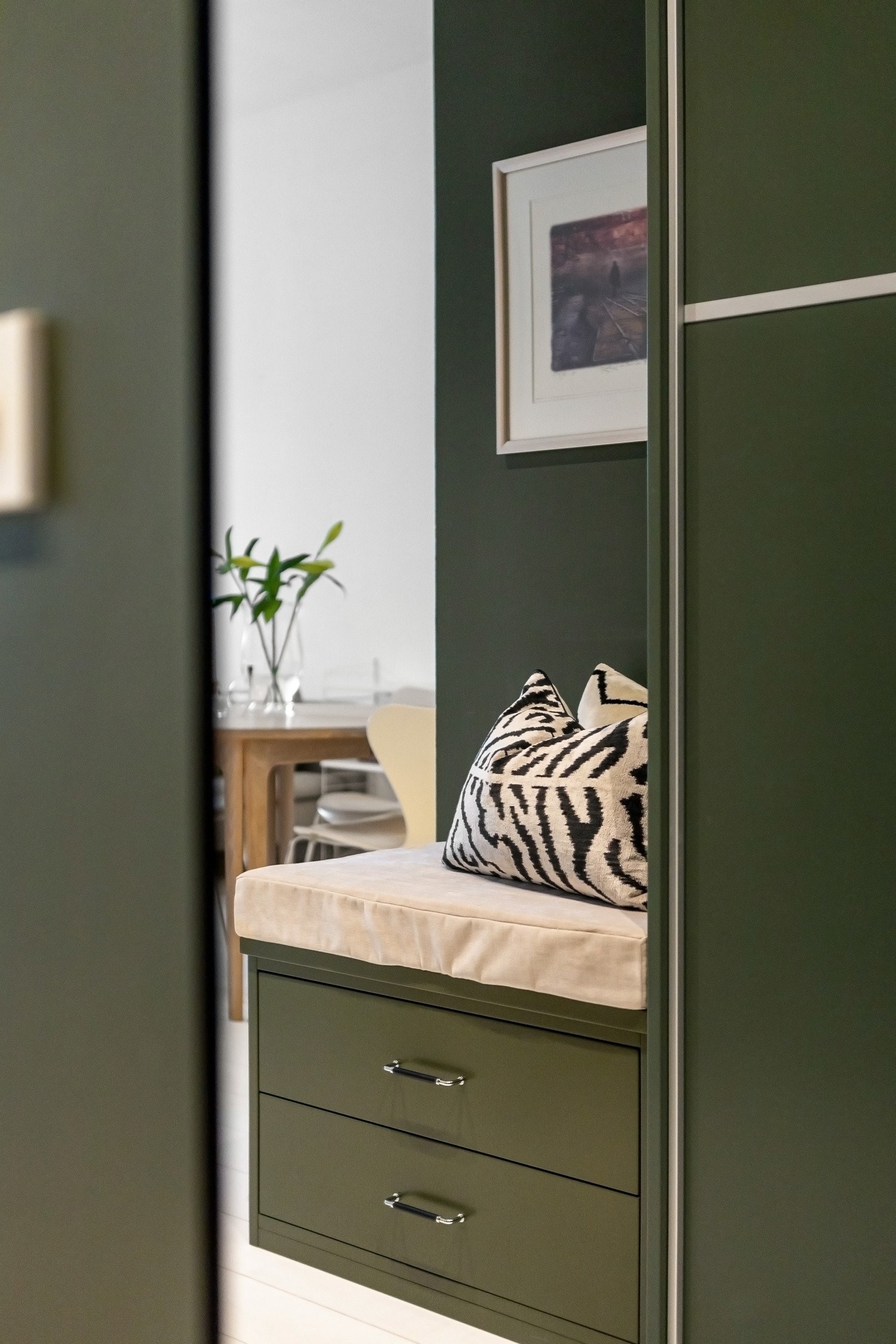 I entréen er det skyvedørsgarderobe med plassbygde skap, nylig levert av møbelsnekker. Galleribilde