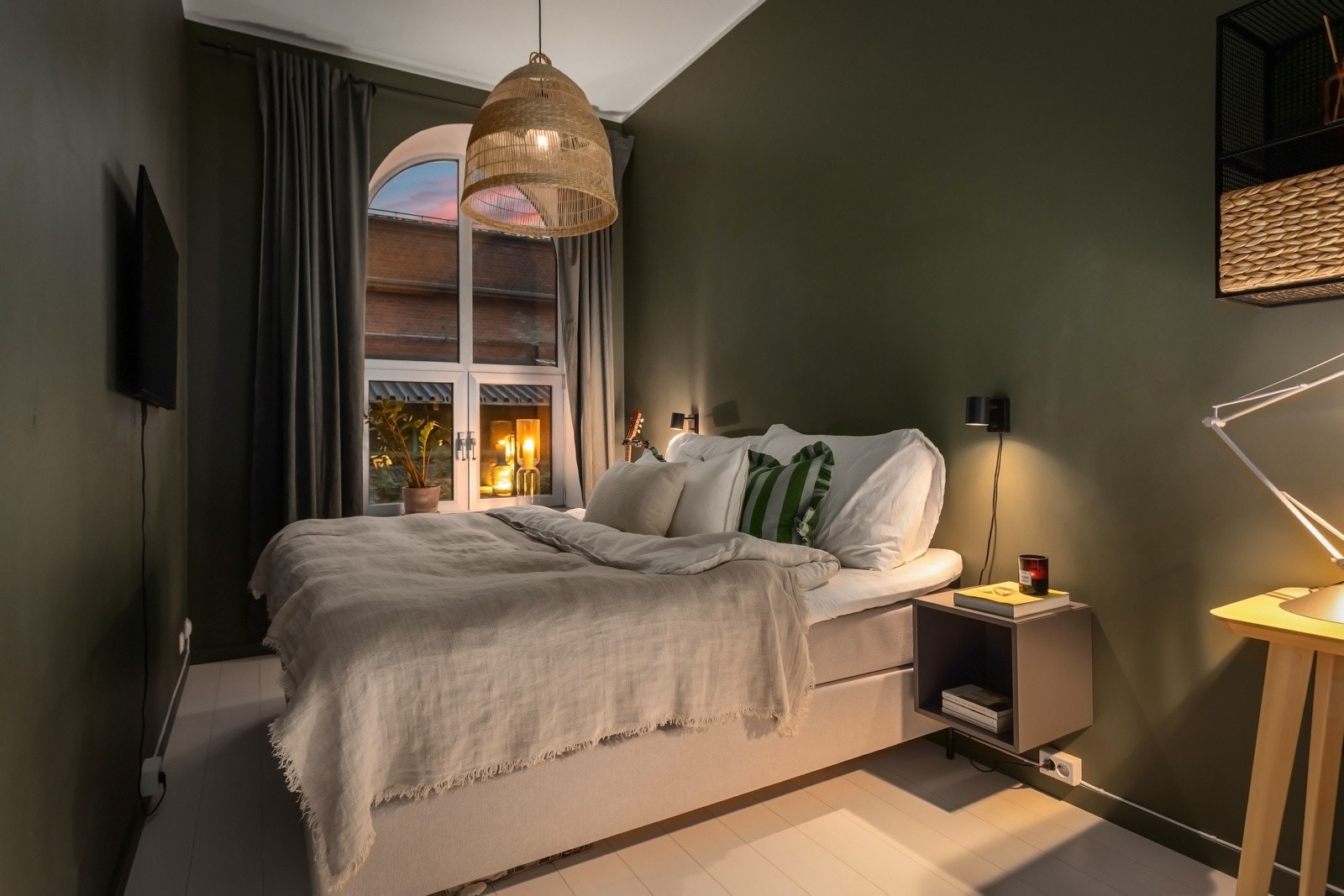 Soverommet er stort og luftig med generøs takhøyde på ca 3,2 meter. Mot vest er det et flott, buet vindu av høy kvalitet og det er dyp karm. Den luftige følelsen understrekes av malte, glatte vegger og listefri himling. Gulvet er i lys parkett. Galleribilde