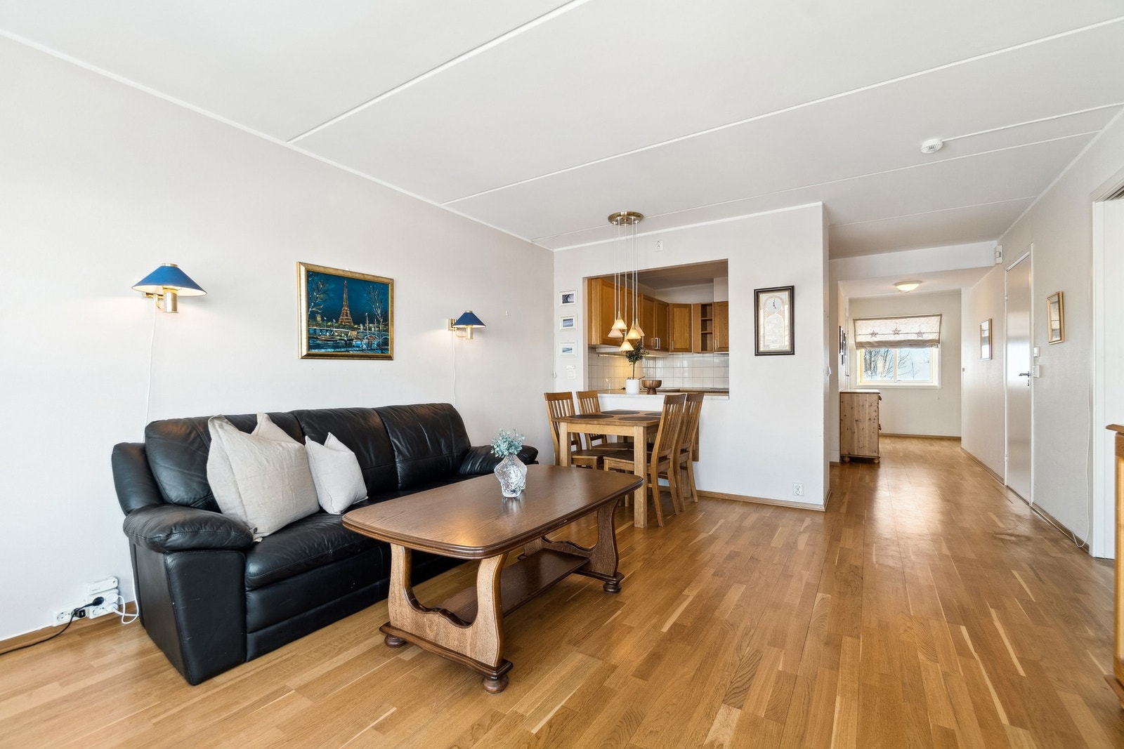 Stuen har øvrig god plass til å innrede sittegrupper og spisebord. Galleribilde