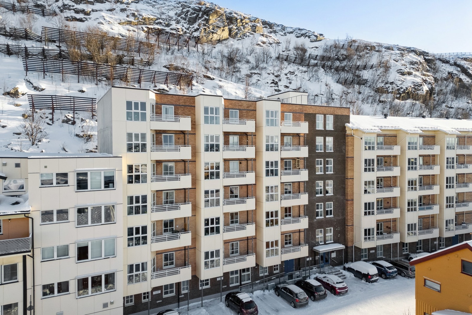 Bygget har en flott felles takterrasse, felles terrasse i 3. etasje på baksiden, badstue, gjesterom og en fellesstue med kjøkken. Borettslaget har også innendørs søppelrom og postkasse, slik at man skal slippe å gå så langt for dette. Galleribilde