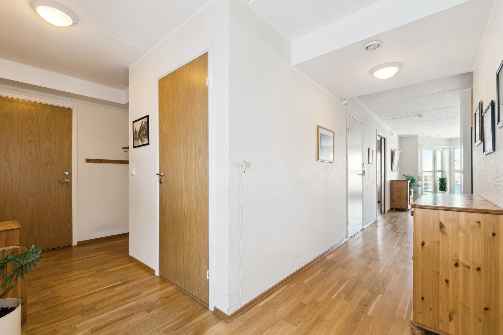 Leilighetens entré har nok plass til å innrede ulike garderobeløsninger samt at du har adkomst til boden like ved. Galleribilde