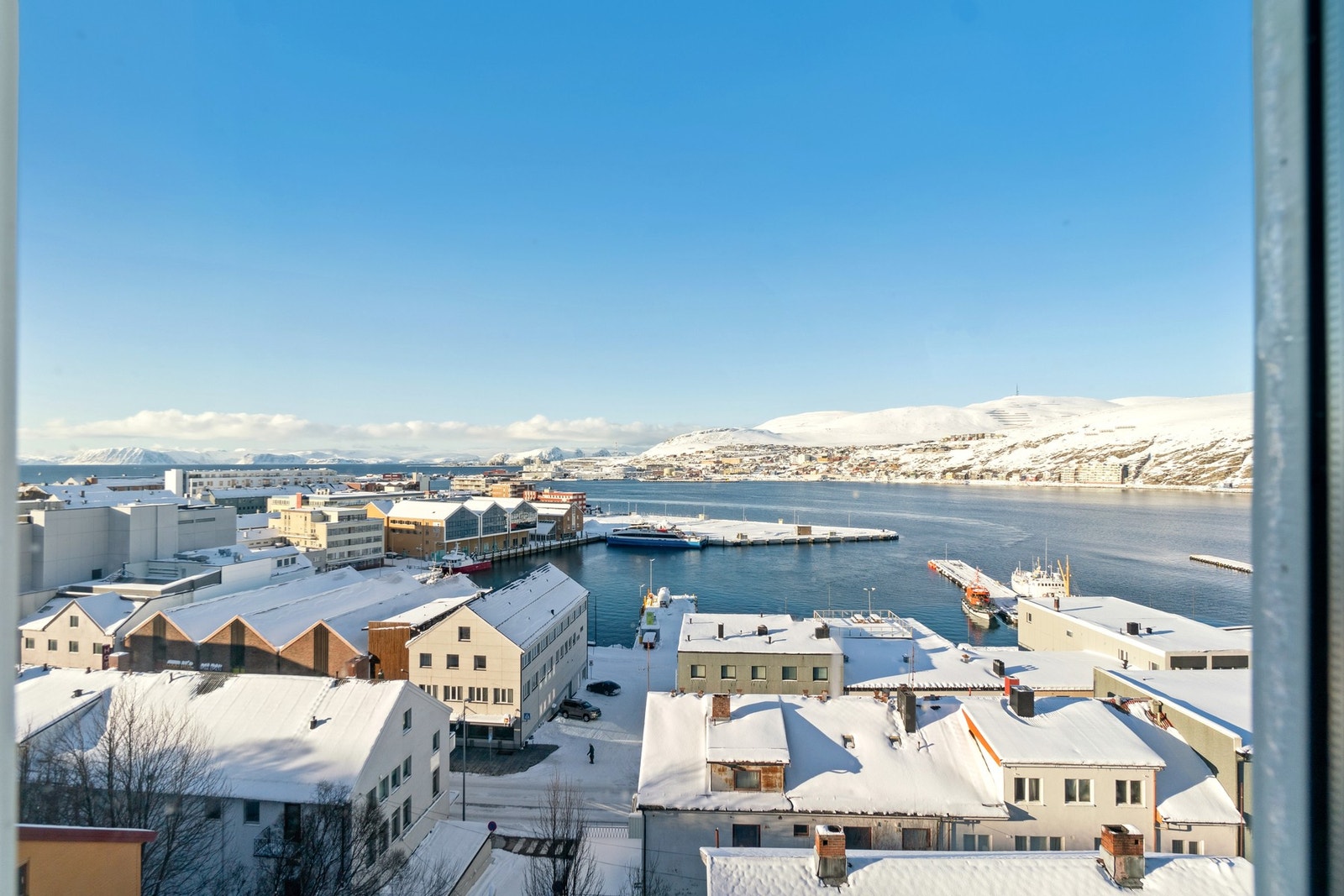 Utsikten kan nytes både fra stuen og fra en egen balkong tilhørende andelen. Galleribilde