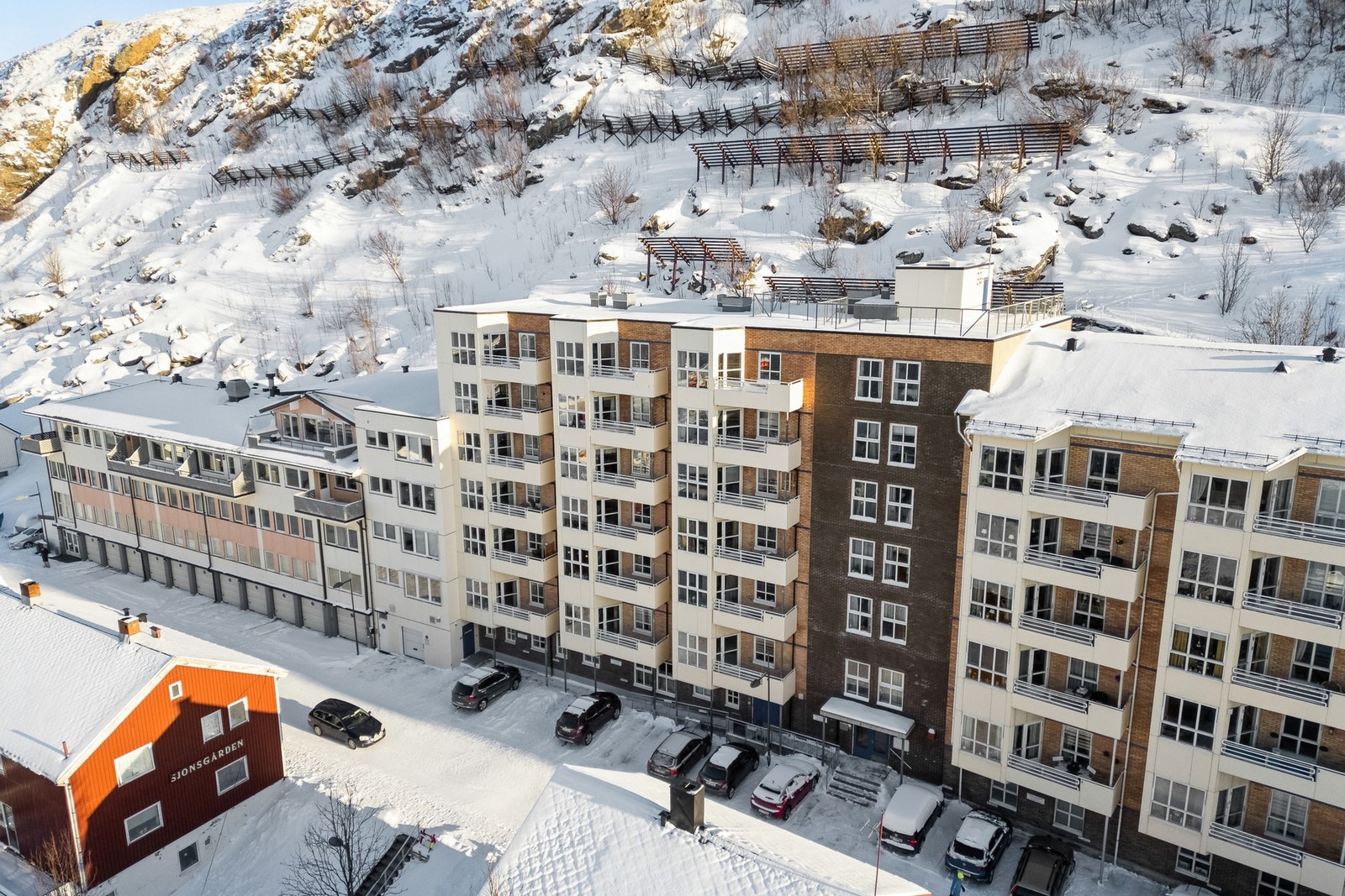 Du finner leiligheten like utenfor bykjernen av Hammerfest sentrum. Her bor du med byens tilbud i kort avstand fra boligen - kaféer, butikker og kulturelle innslag er kun en kort spasertur unna. Med god adkomst fra gateplan, er det lett å komme seg både i Galleribilde