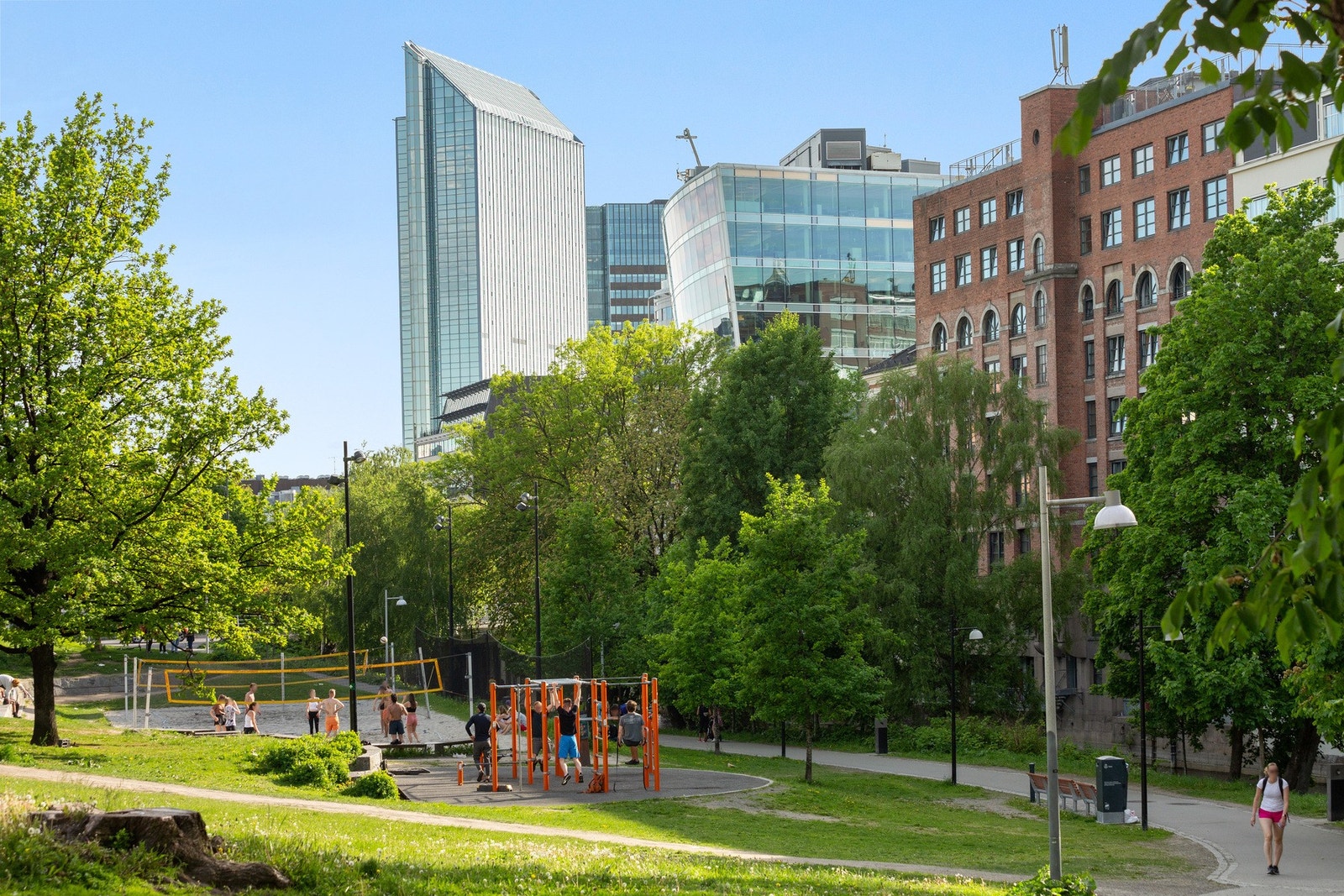 Elgparken med treningsstativer og volleyballbane er et populært sted om sommeren. Galleribilde