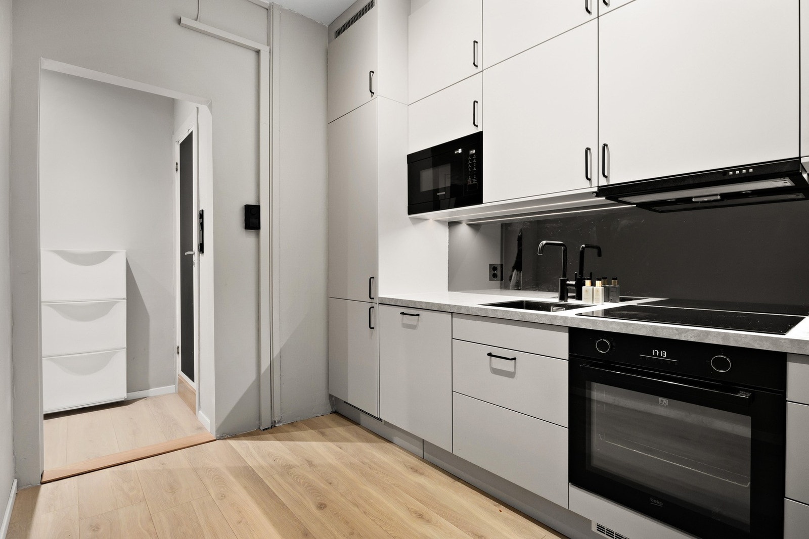 Kjøkkenet har godt med skapplass og arbeidsplass på benkeplatene. Galleribilde