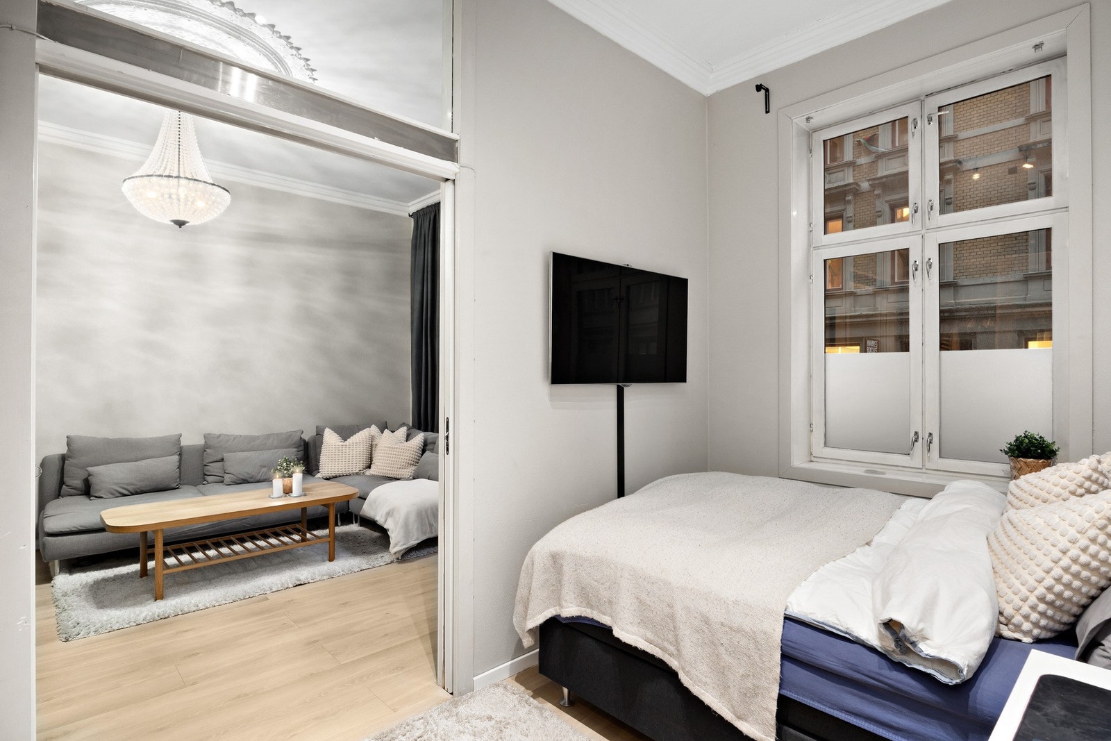 Stort vindu på soverommet med frosting. Galleribilde